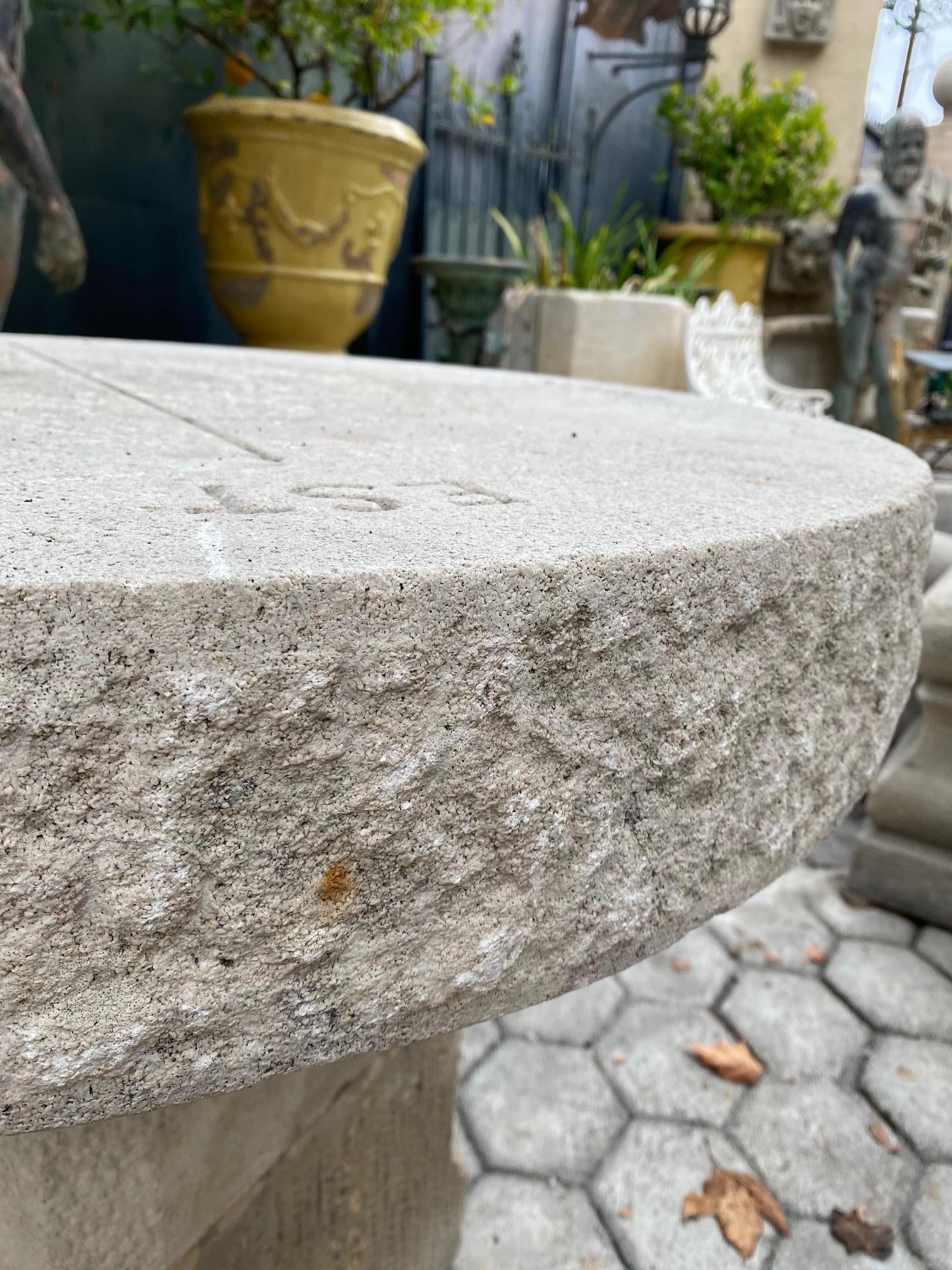 XVIIIe siècle et antérieur Table ronde en pierre sculptée à la main:: ancienne table de jardin:: café:: extérieur:: ferme:: LA