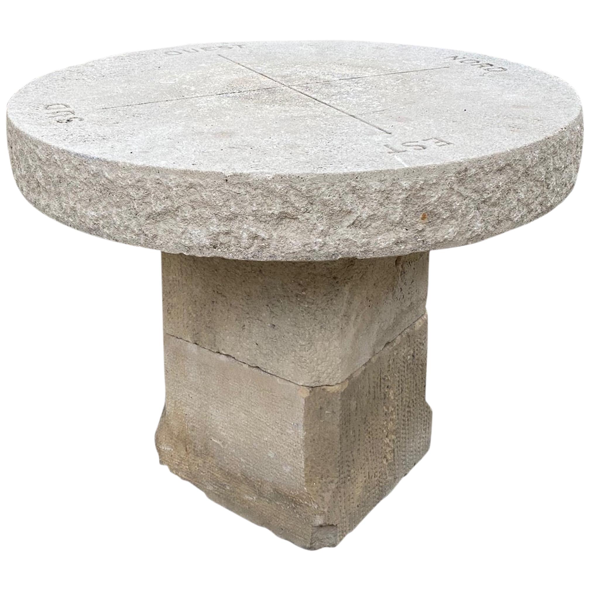 Table ronde en pierre sculptée à la main:: ancienne table de jardin:: café:: extérieur:: ferme:: LA
