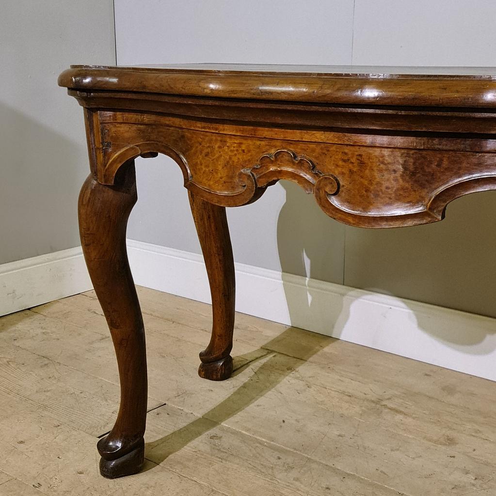 18th C serpentine front walnut console table. 1760.

Dimensions
57.5 inches (146 cms) wide
26.5 inches (67 cms) deep
33 inches (84 cms) high.