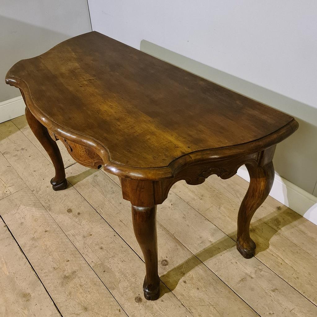 18th C Serpentine Front Walnut Console Table In Good Condition In Leamington Spa, Warwickshire
