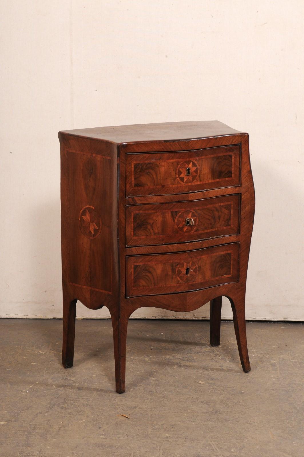 Cassettone italiano a tre cassetti di piccole dimensioni, con corpo elegantemente sagomato e dettagli intarsiati, risalente al XVIII secolo. Questa antica commode italiana presenta splendidi dettagli a fascia e a intarsio all'interno di un corpo