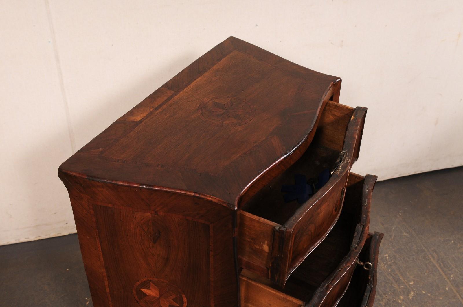 Fino al XVIII secolo Cassapanca in serpentino e intarsio del XVIII secolo in vendita