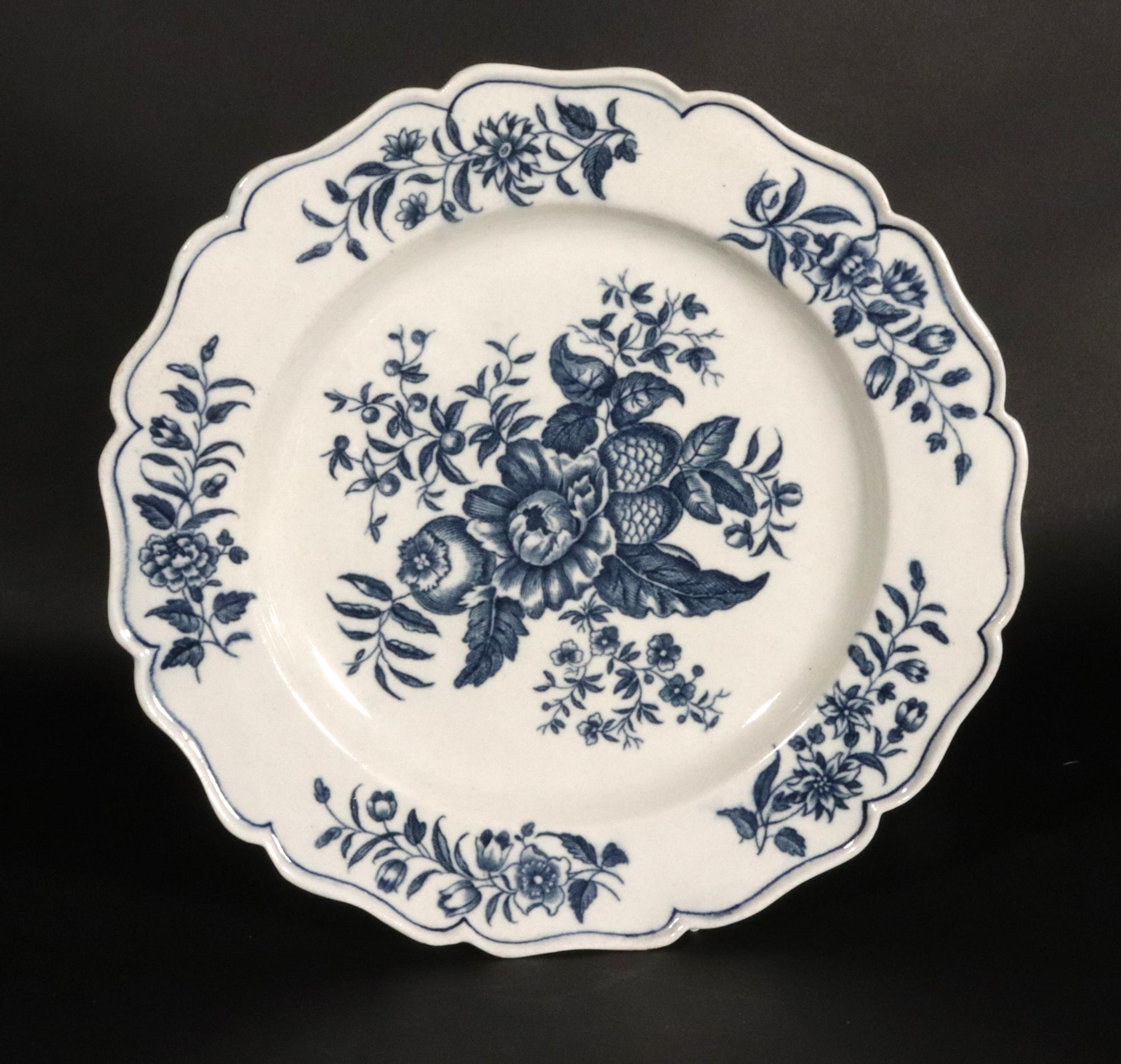 18th c. Set of First Period Worcester Underglaze Blue Porcelain Pine Cone Plates In Good Condition For Sale In Downingtown, PA