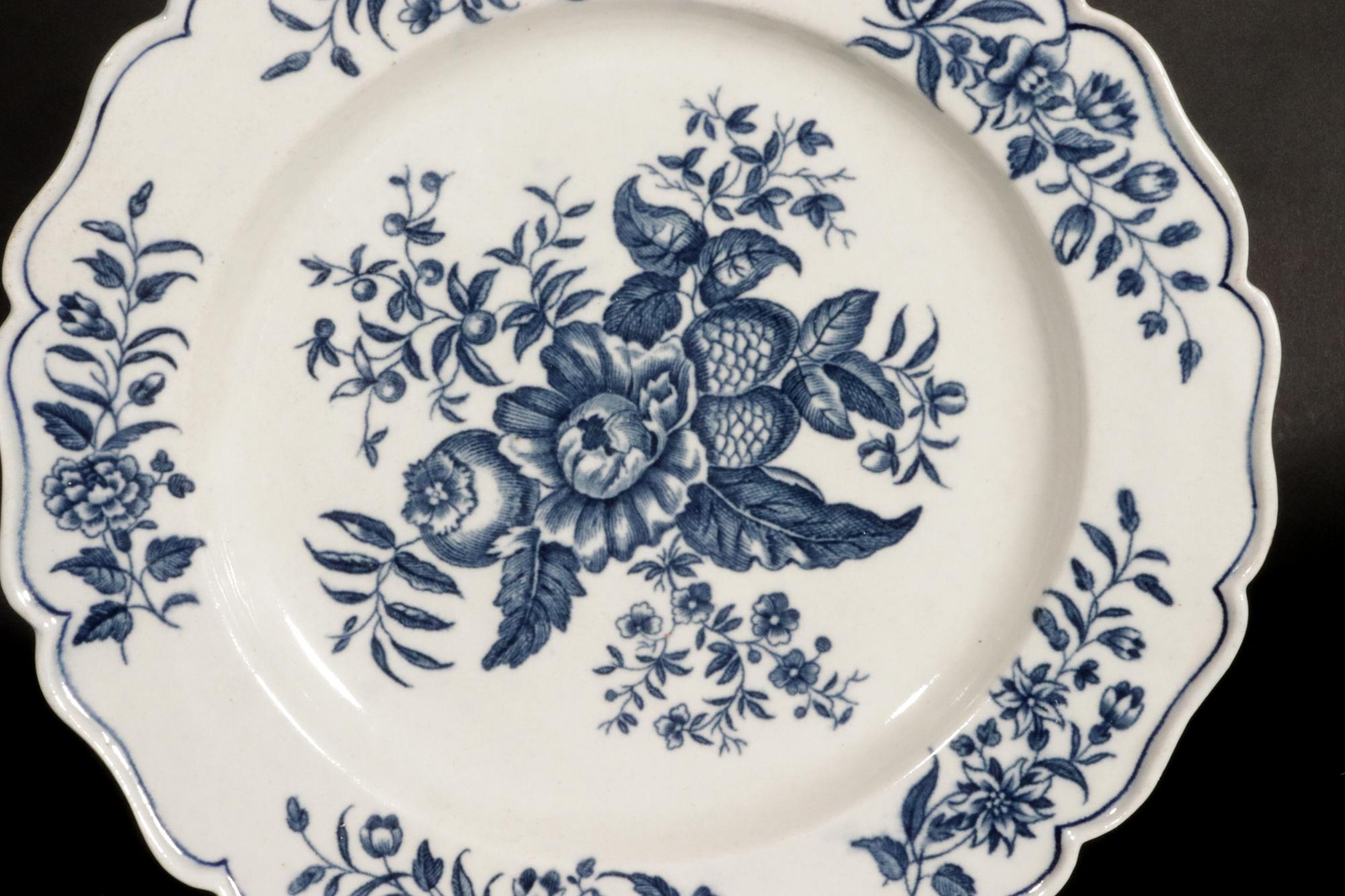 Late 18th Century 18th c. Set of First Period Worcester Underglaze Blue Porcelain Pine Cone Plates For Sale