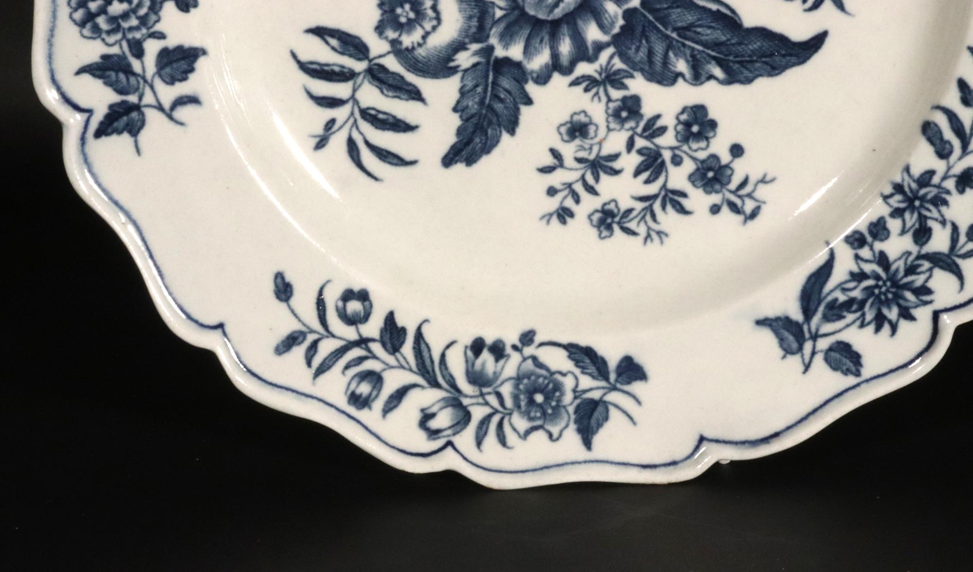 18th c. Set of First Period Worcester Underglaze Blue Porcelain Pine Cone Plates For Sale 1