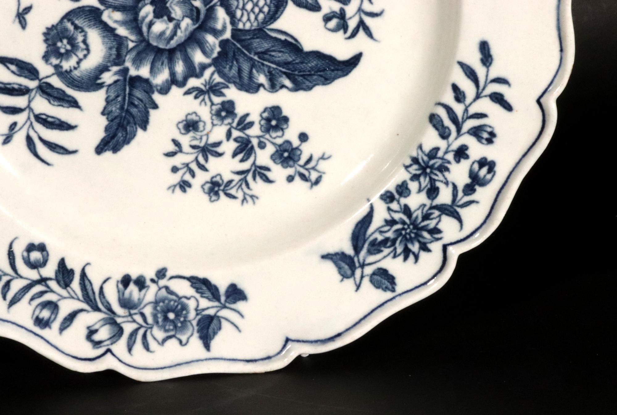 18th c. Set of First Period Worcester Underglaze Blue Porcelain Pine Cone Plates For Sale 2