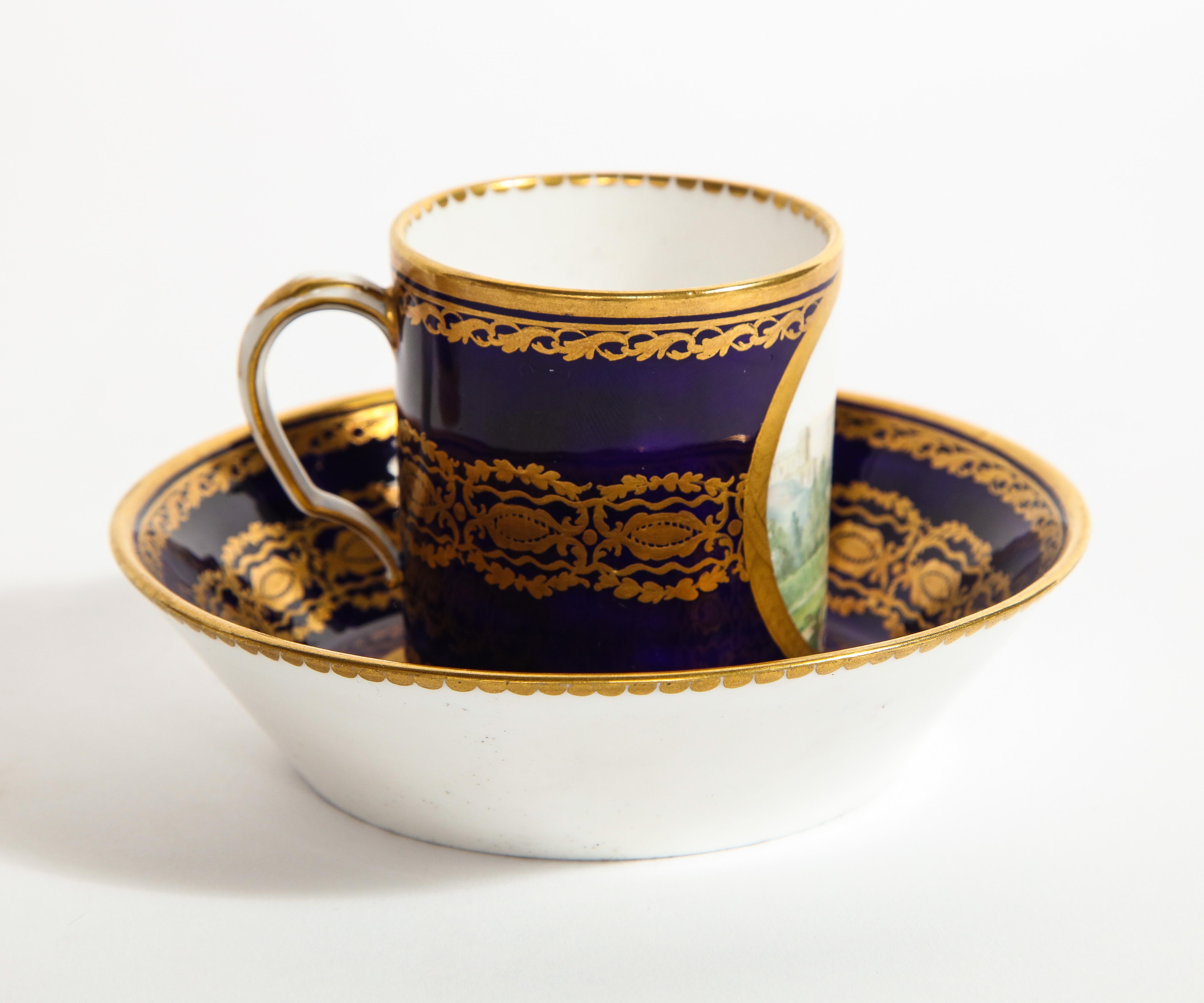 Service à thé complet en porcelaine de Sèvres du XVIIIe siècle, avec marque de peintres et de guildes 2