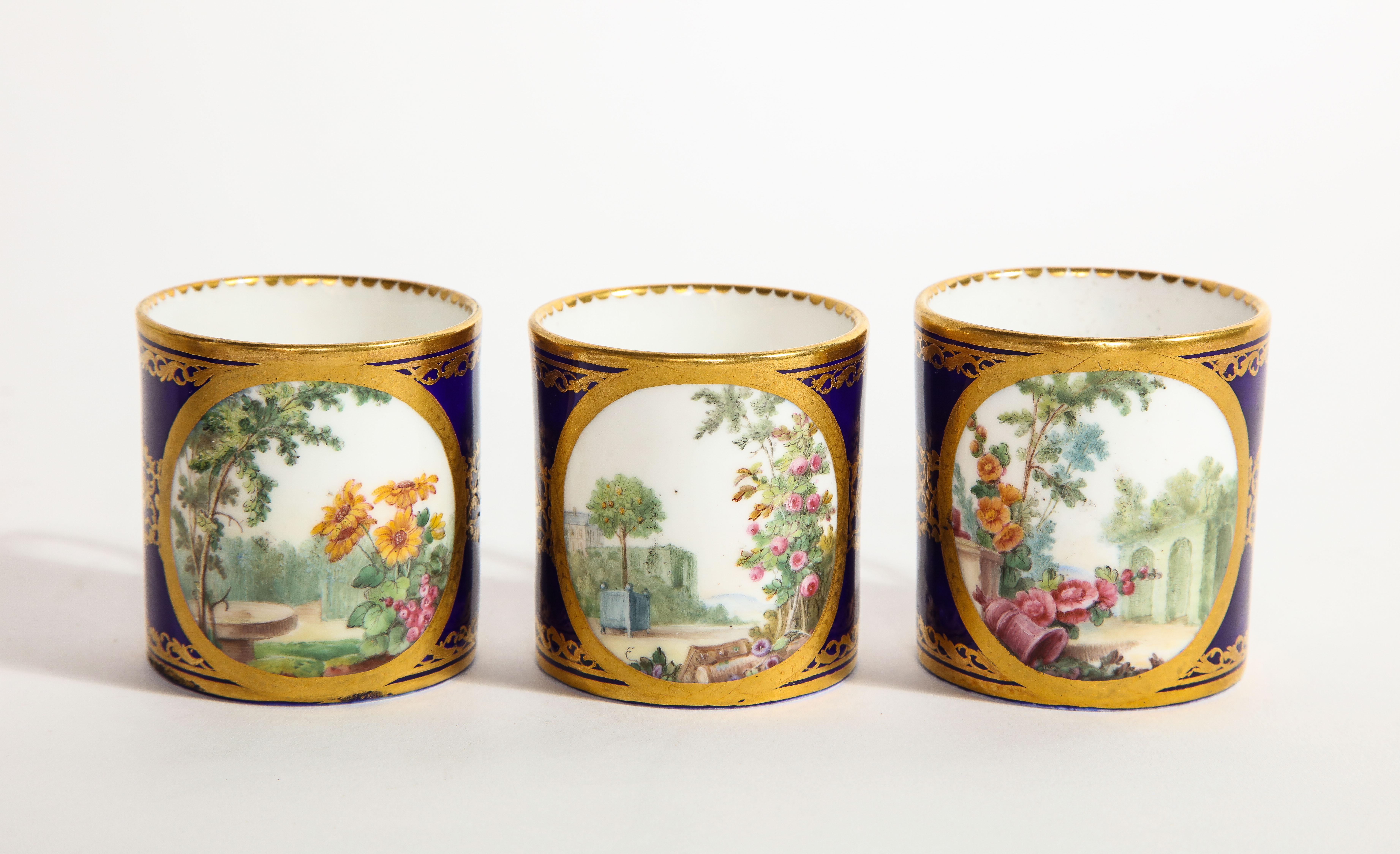 Service à thé complet en porcelaine de Sèvres du XVIIIe siècle, avec marque de peintres et de guildes 3