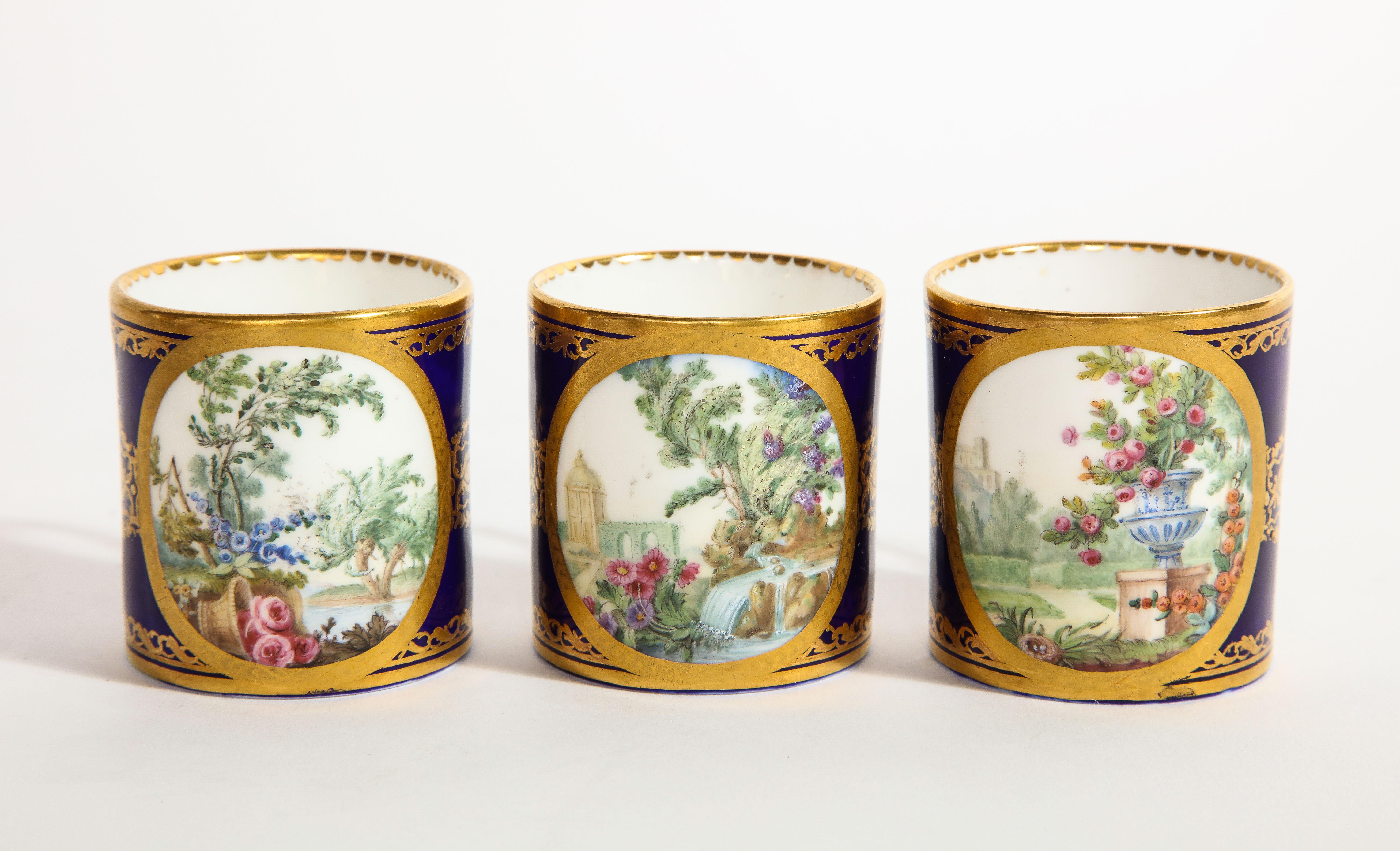 Service à thé complet en porcelaine de Sèvres du XVIIIe siècle, avec marque de peintres et de guildes 4