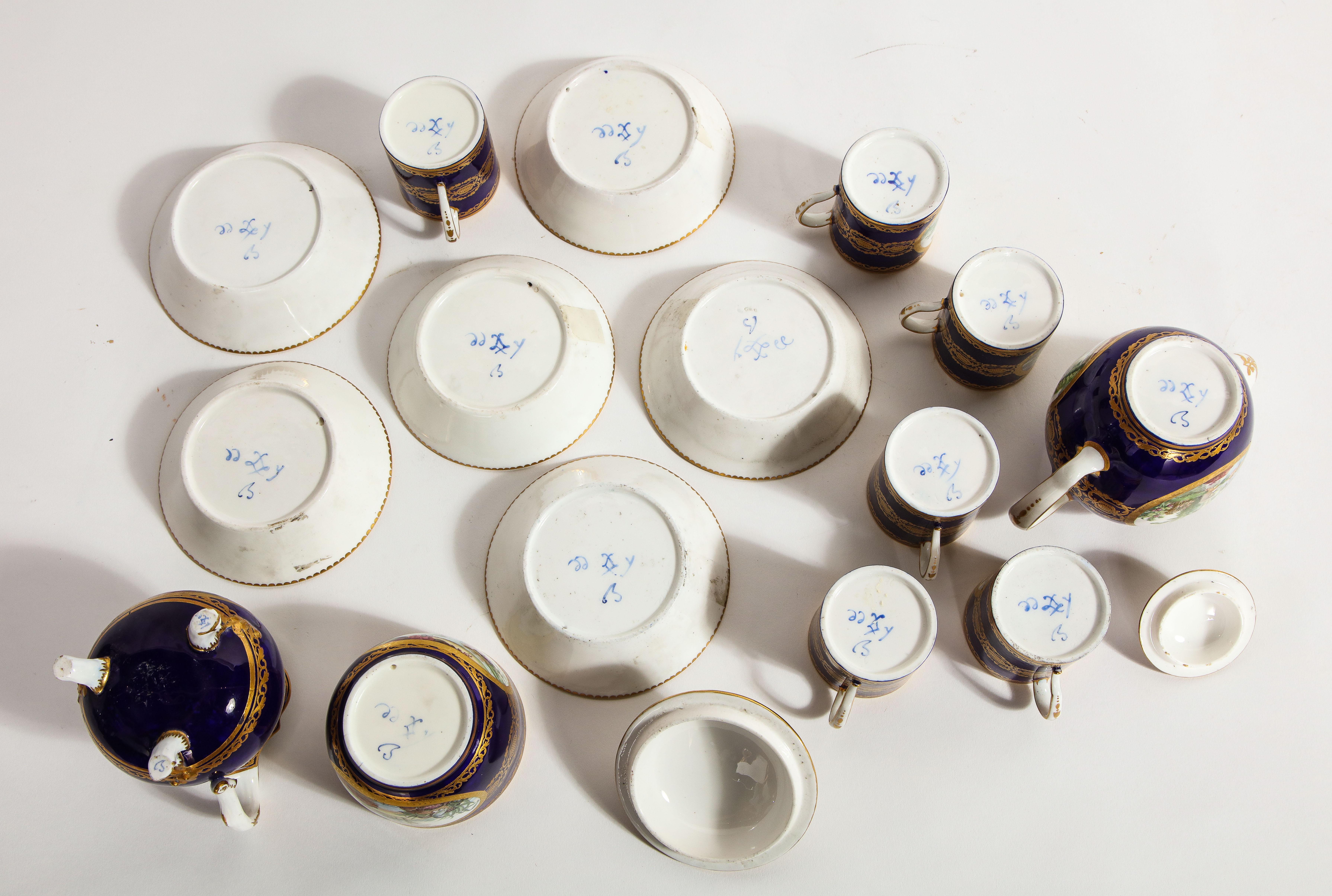 Service à thé complet en porcelaine de Sèvres du XVIIIe siècle, avec marque de peintres et de guildes 10