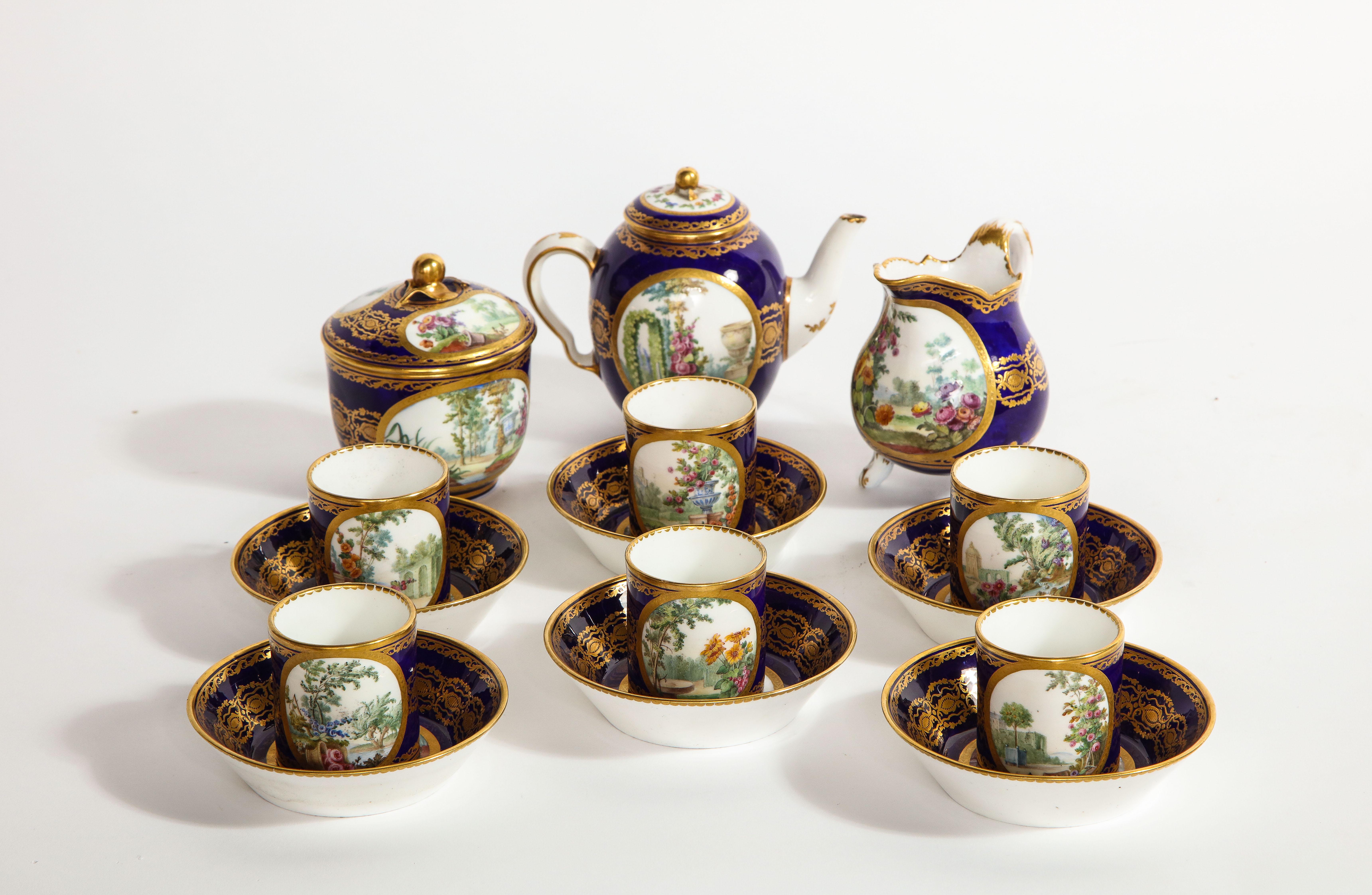 Wunderschönes komplettes Teeservice aus Sèvres-Porzellan aus der Zeit Ludwigs XVI. mit Datumsangabe von 1782. Dekoriert mit Landschaften auf dunkelblauem Grund mit aufwändigem Golddekor. Bestehend aus sechs Tassen und Untertassen, einem