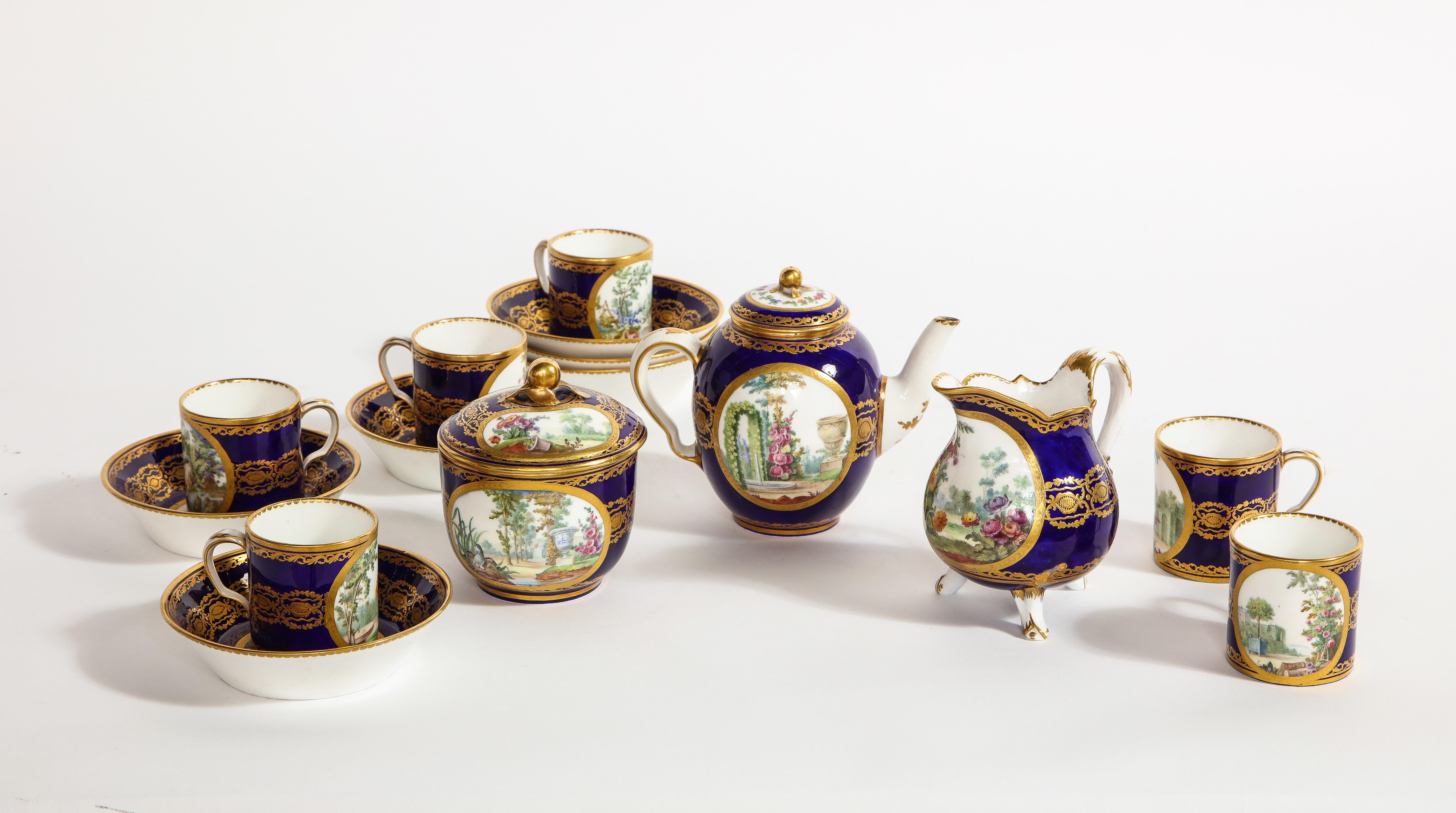 Français Service à thé complet en porcelaine de Sèvres du XVIIIe siècle, avec marque de peintres et de guildes
