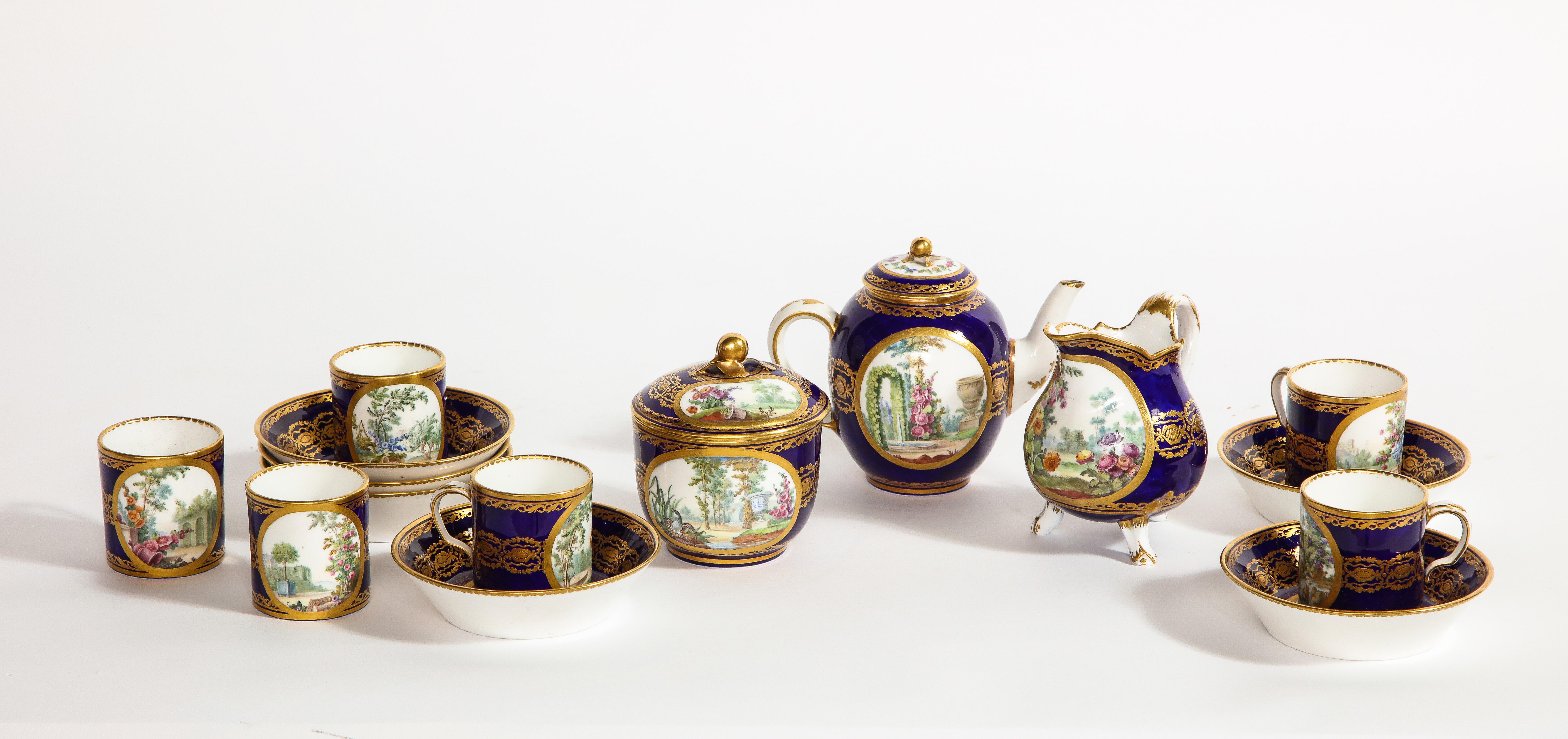 Doré Service à thé complet en porcelaine de Sèvres du XVIIIe siècle, avec marque de peintres et de guildes