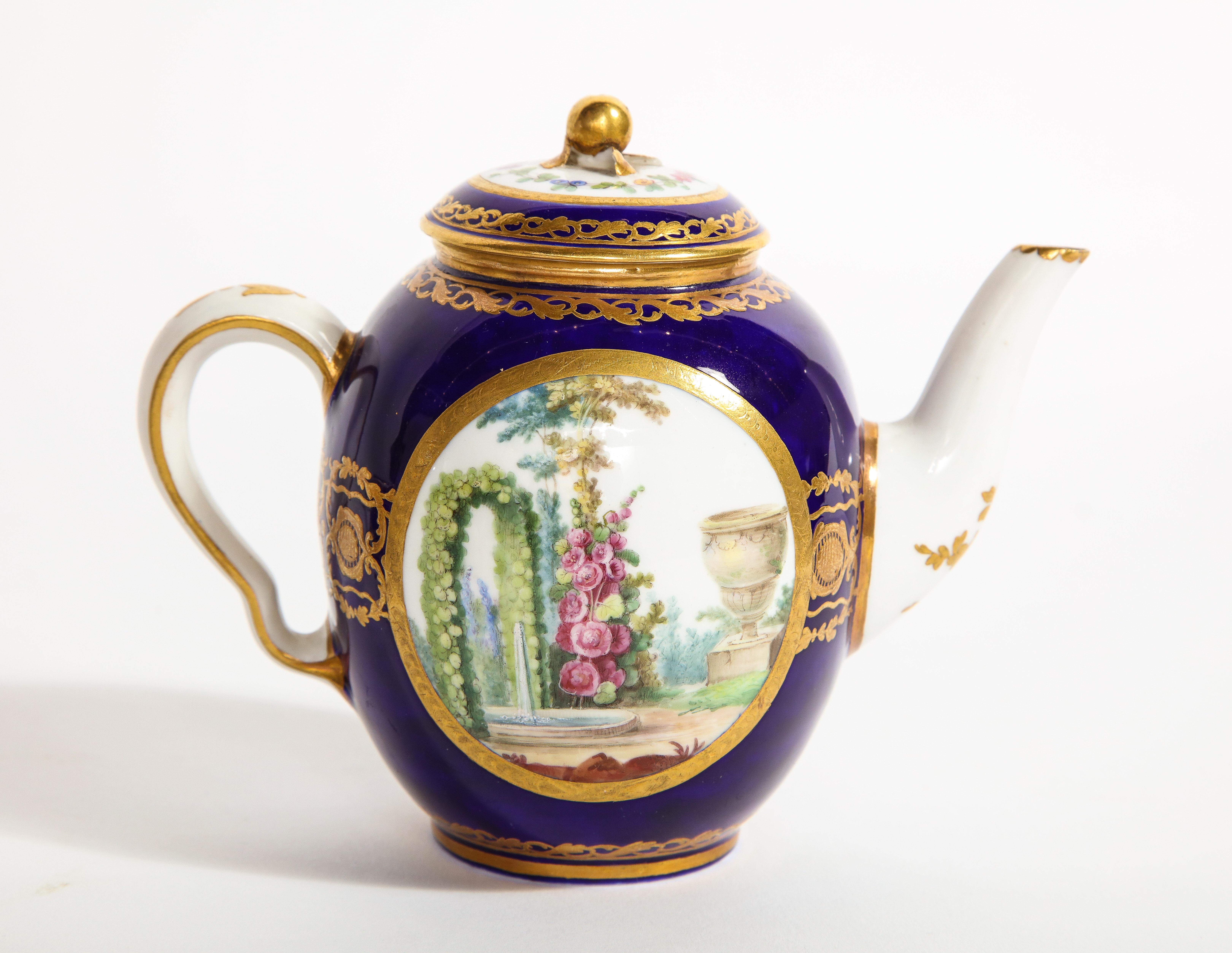 Service à thé complet en porcelaine de Sèvres du XVIIIe siècle, avec marque de peintres et de guildes Bon état à New York, NY
