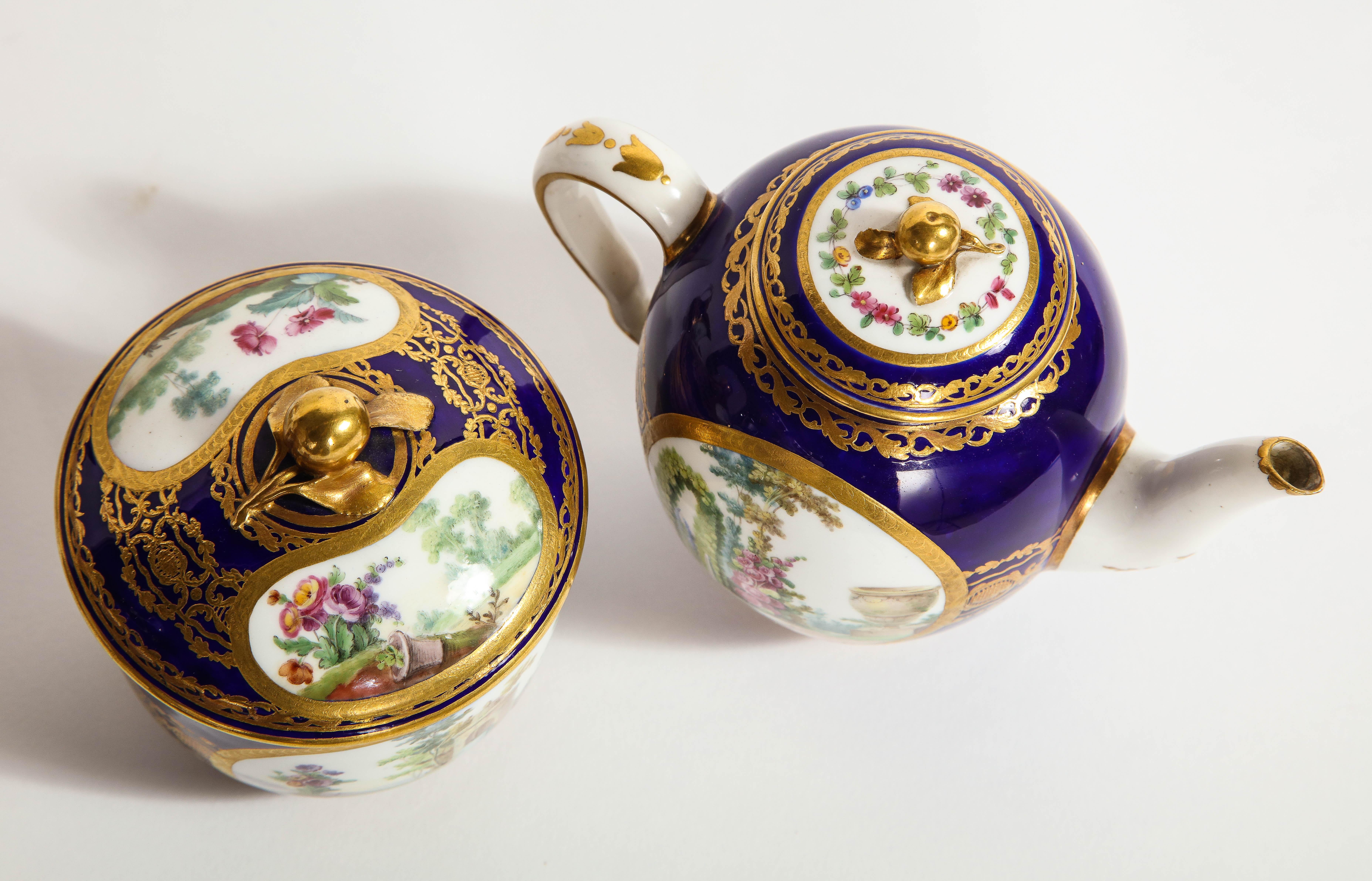 Porcelaine Service à thé complet en porcelaine de Sèvres du XVIIIe siècle, avec marque de peintres et de guildes