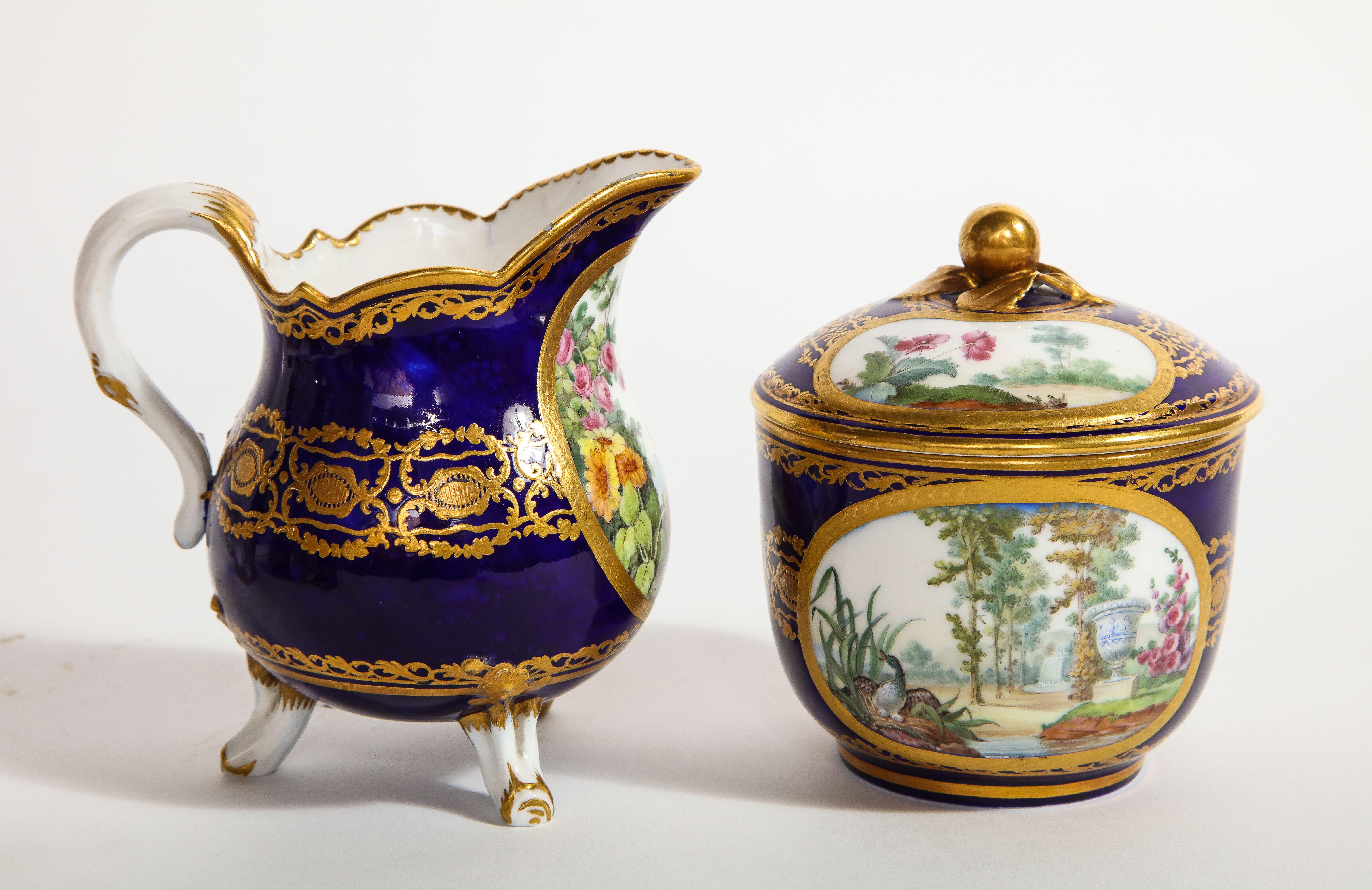 Service à thé complet en porcelaine de Sèvres du XVIIIe siècle, avec marque de peintres et de guildes 1