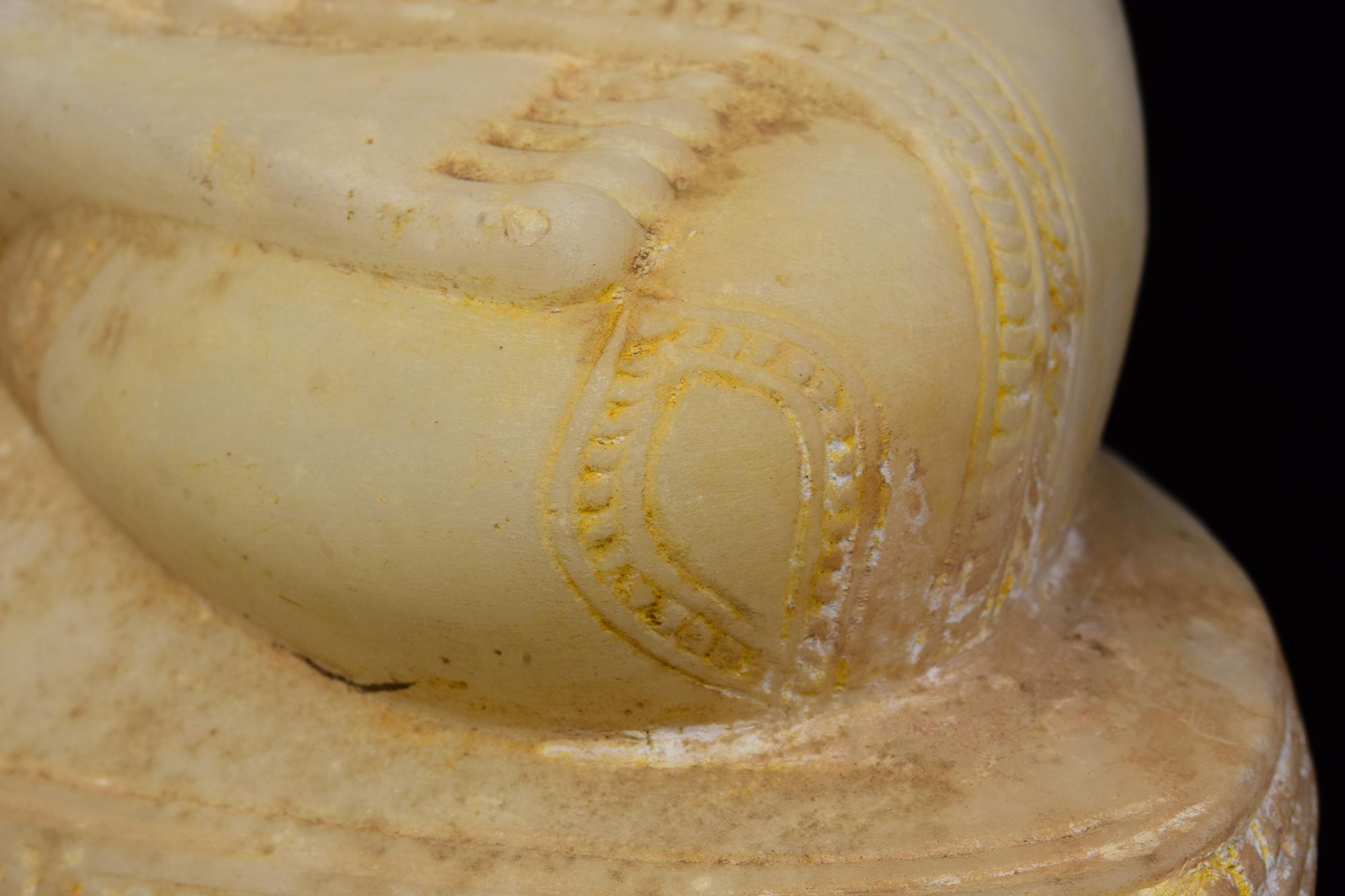 18. Jh., Shan, Antiker burmesischer Alabaster-Marmor Sitzende gekrönte Königsbuddha im Angebot 5
