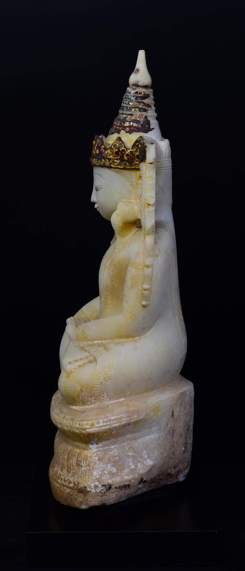 18. Jh., Shan, Antiker burmesischer Alabaster-Marmor Sitzende gekrönte Königsbuddha im Angebot 6