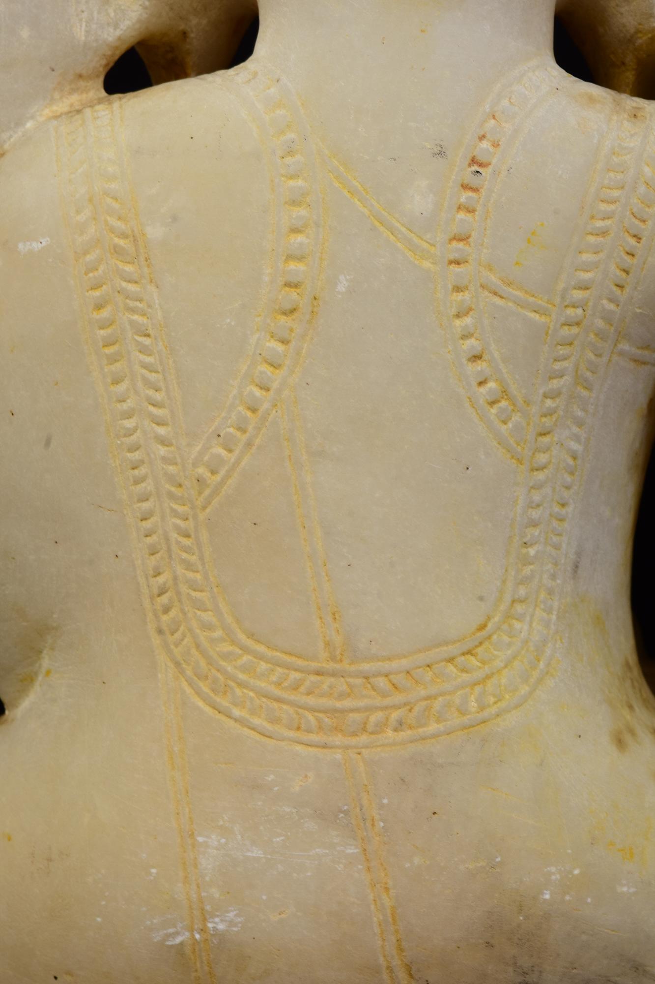 18. Jh., Shan, Antiker burmesischer Alabaster-Marmor Sitzende gekrönte Königsbuddha im Angebot 9