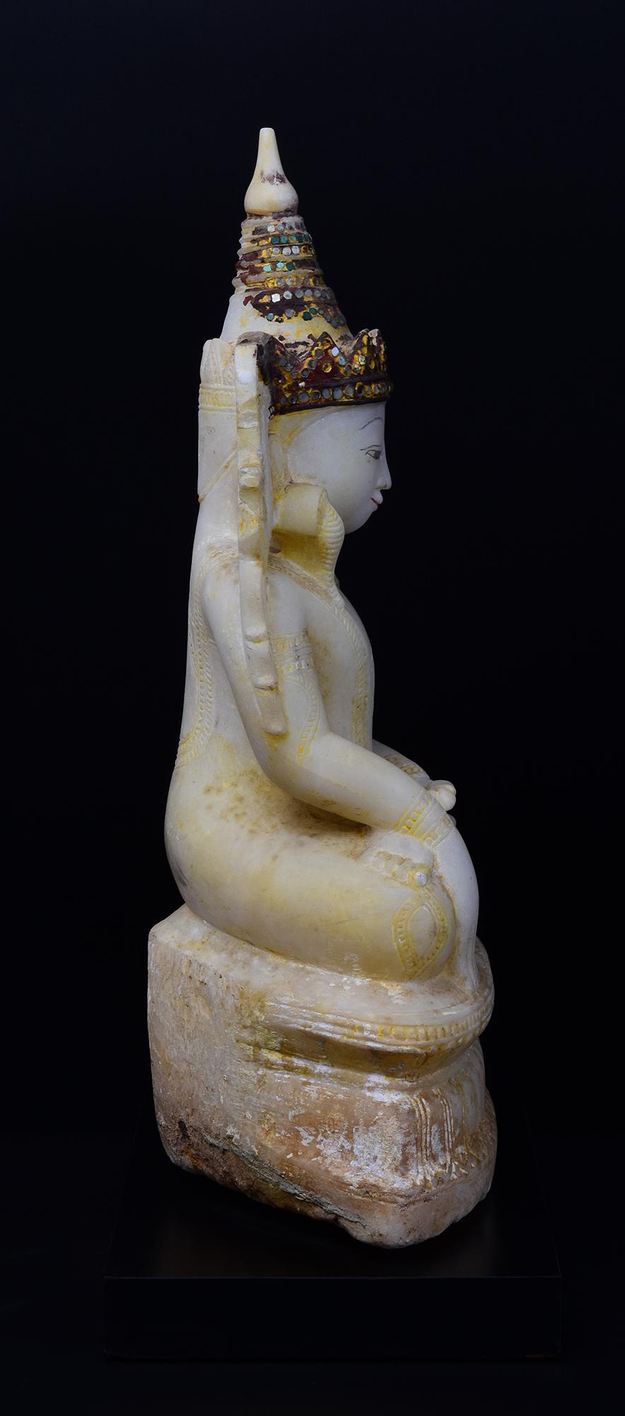 18. Jh., Shan, Antiker burmesischer Alabaster-Marmor Sitzende gekrönte Königsbuddha im Angebot 10