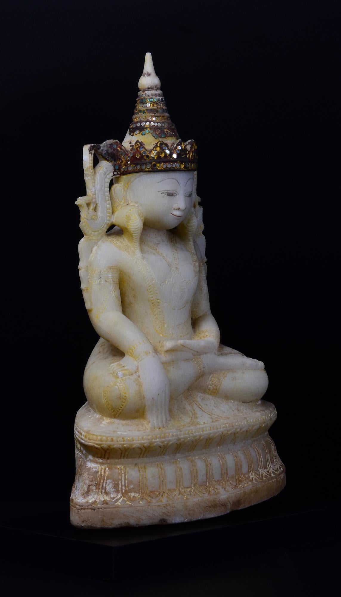 18. Jh., Shan, Antiker burmesischer Alabaster-Marmor Sitzende gekrönte Königsbuddha im Angebot 11