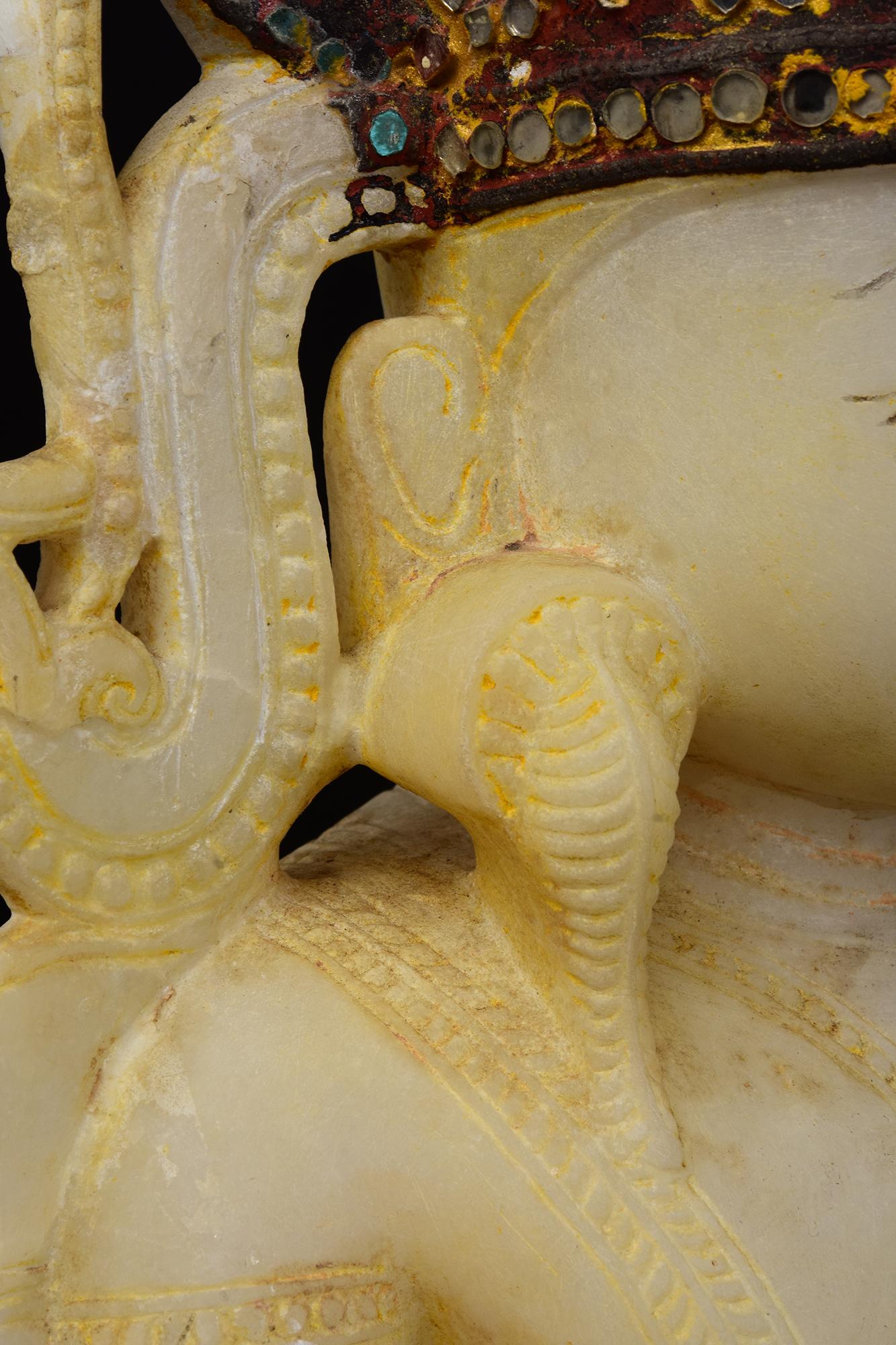 18. Jh., Shan, Antiker burmesischer Alabaster-Marmor Sitzende gekrönte Königsbuddha im Angebot 12