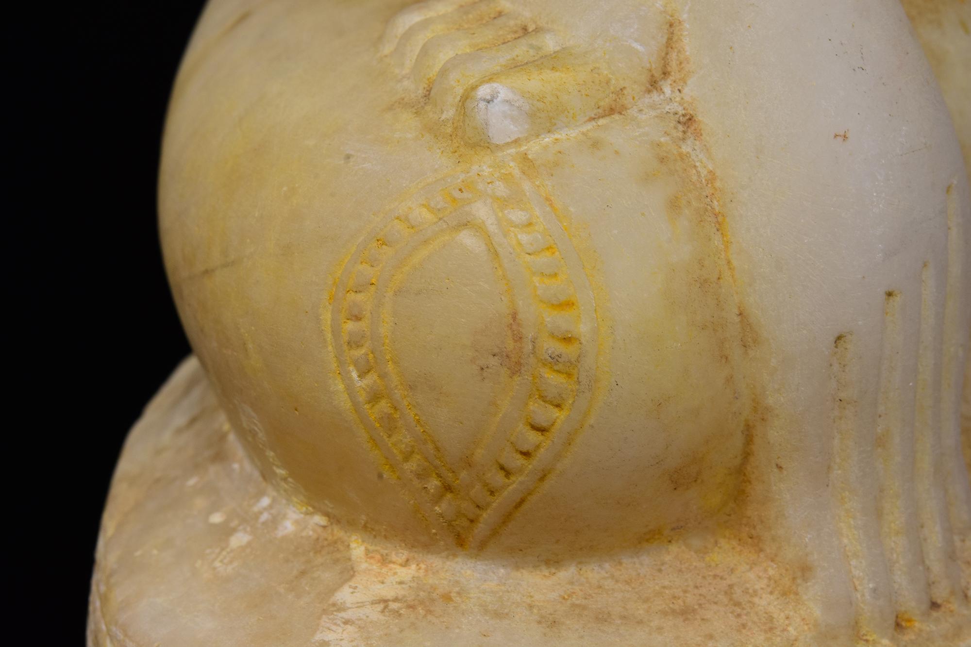 18. Jh., Shan, Antiker burmesischer Alabaster-Marmor Sitzende gekrönte Königsbuddha im Angebot 13