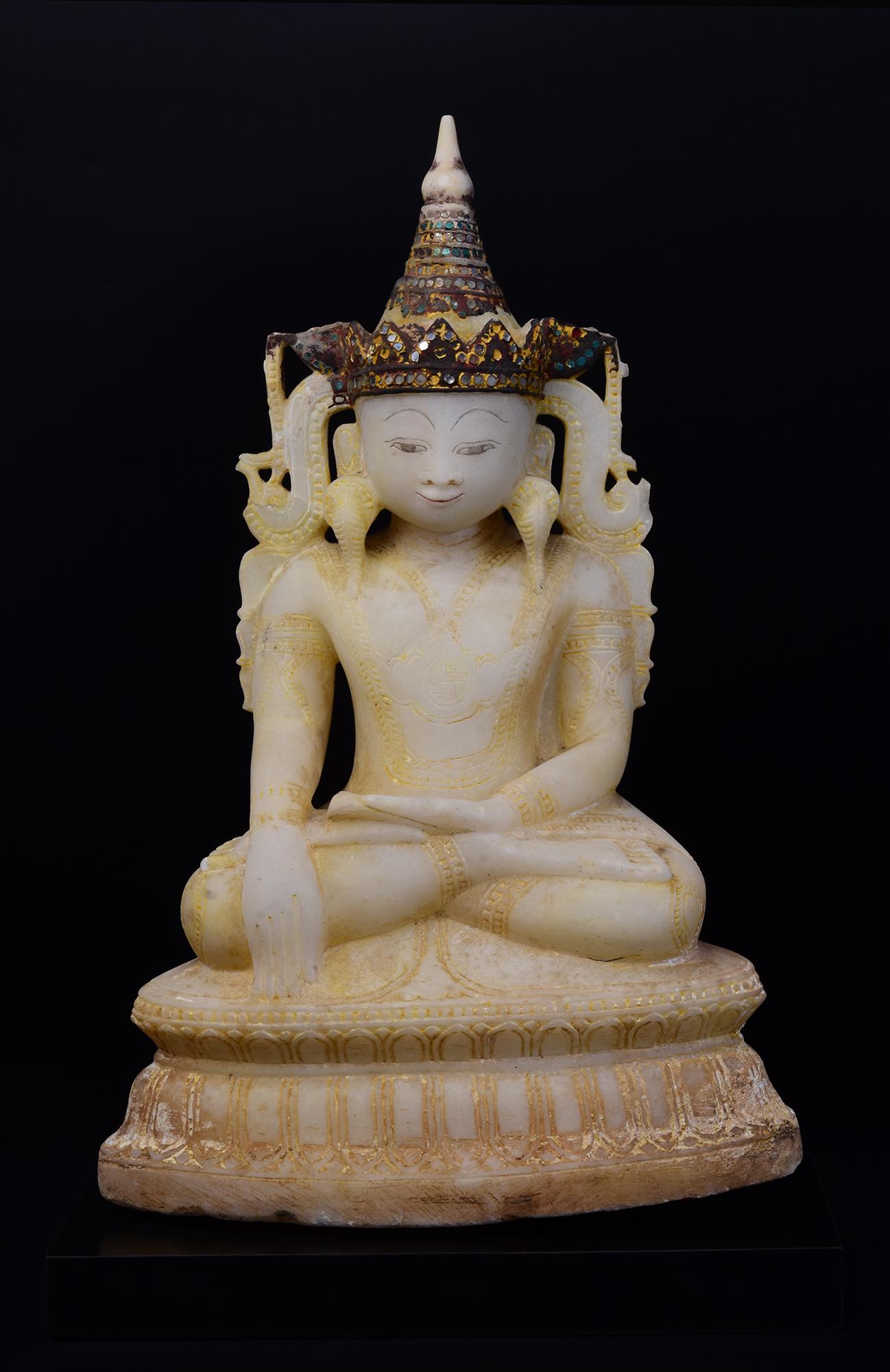 Antiker sitzender Buddha aus birmanischem Alabaster mit Krone, manchmal auch als 