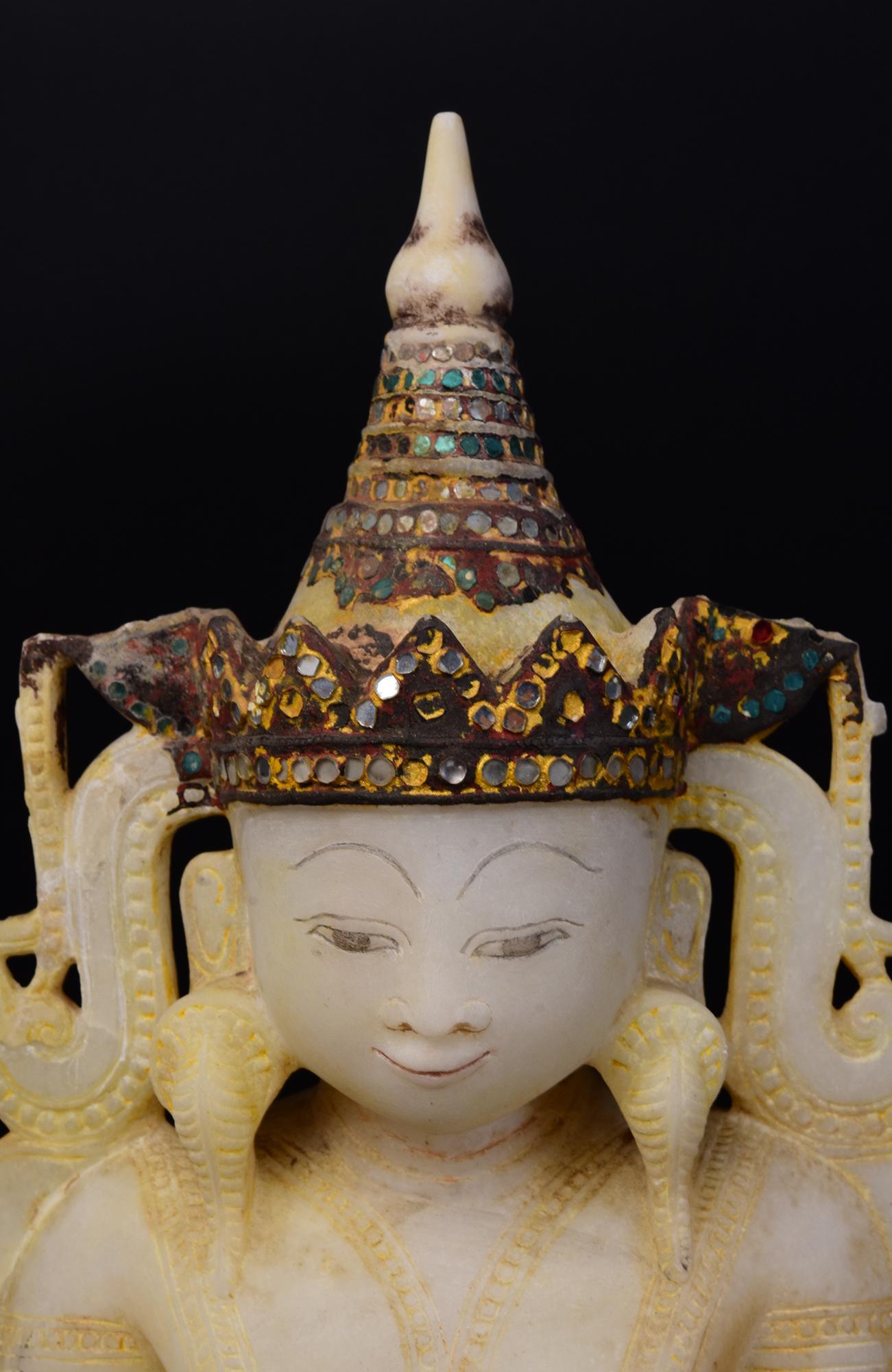 18. Jh., Shan, Antiker burmesischer Alabaster-Marmor Sitzende gekrönte Königsbuddha (Birmanisch) im Angebot