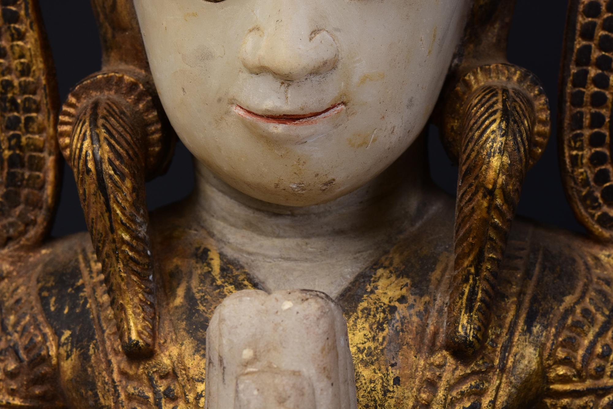 18th C., Shan, Antique Burmese Alabaster Marble Seated Crowned King Buddha In Good Condition For Sale In Sampantawong, TH