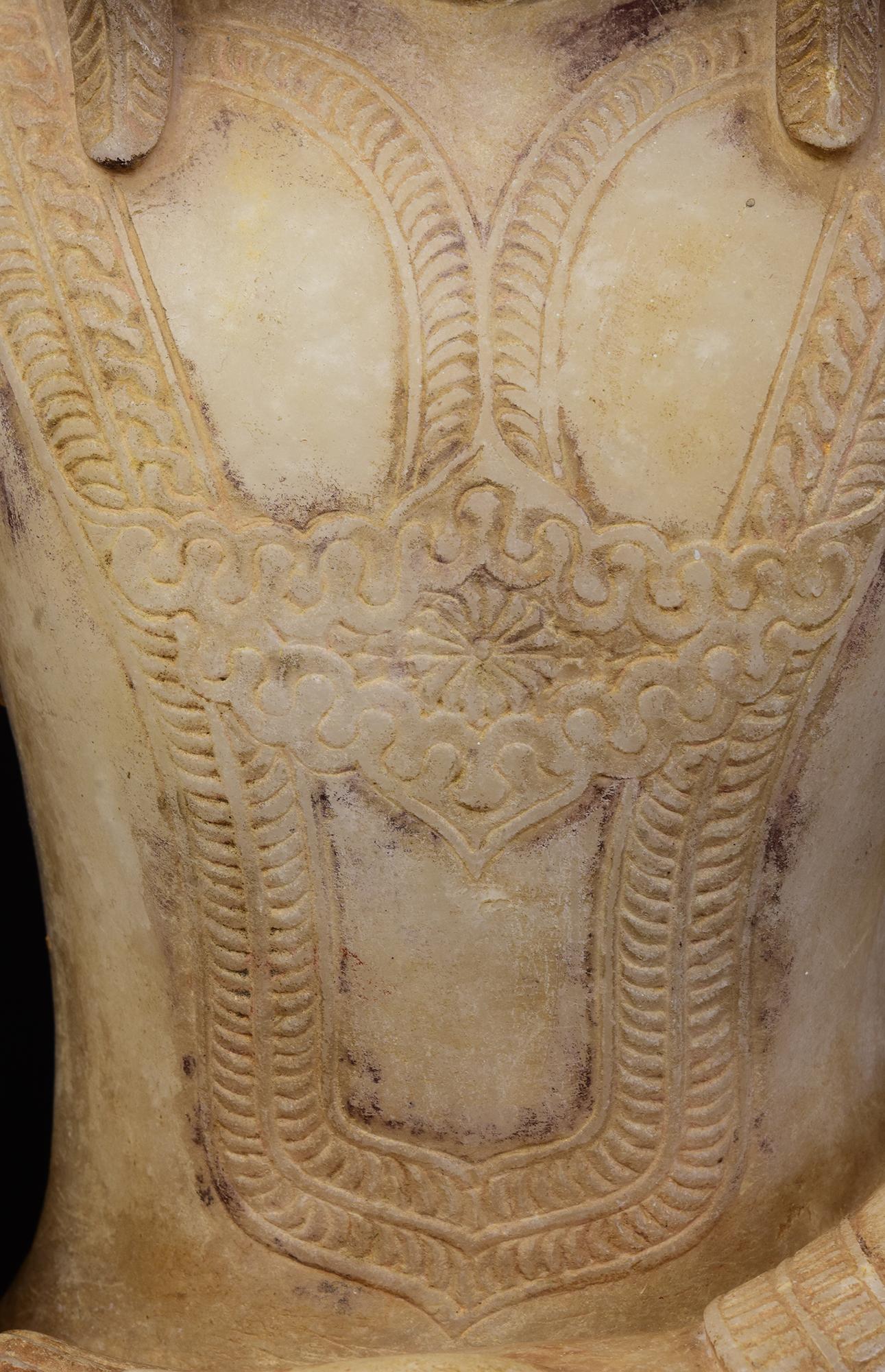 18th C., Shan, Antique Burmese Alabaster Marble Seated Crowned King Buddha In Good Condition For Sale In Sampantawong, TH
