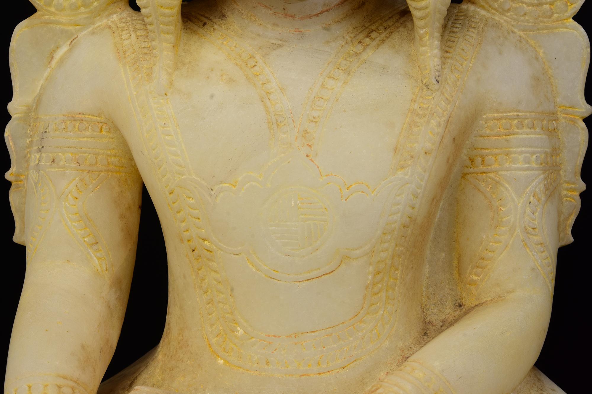 18. Jh., Shan, Antiker burmesischer Alabaster-Marmor Sitzende gekrönte Königsbuddha im Zustand „Gut“ im Angebot in Sampantawong, TH