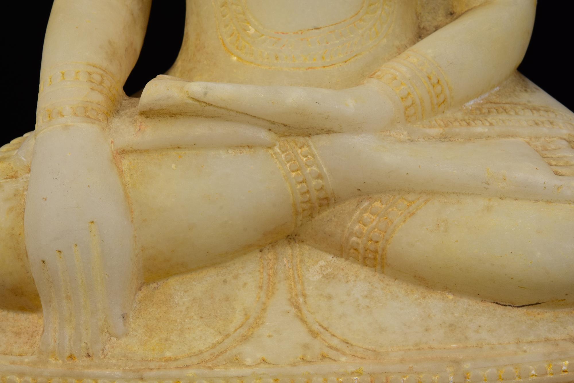 18. Jh., Shan, Antiker burmesischer Alabaster-Marmor Sitzende gekrönte Königsbuddha (18. Jahrhundert und früher) im Angebot