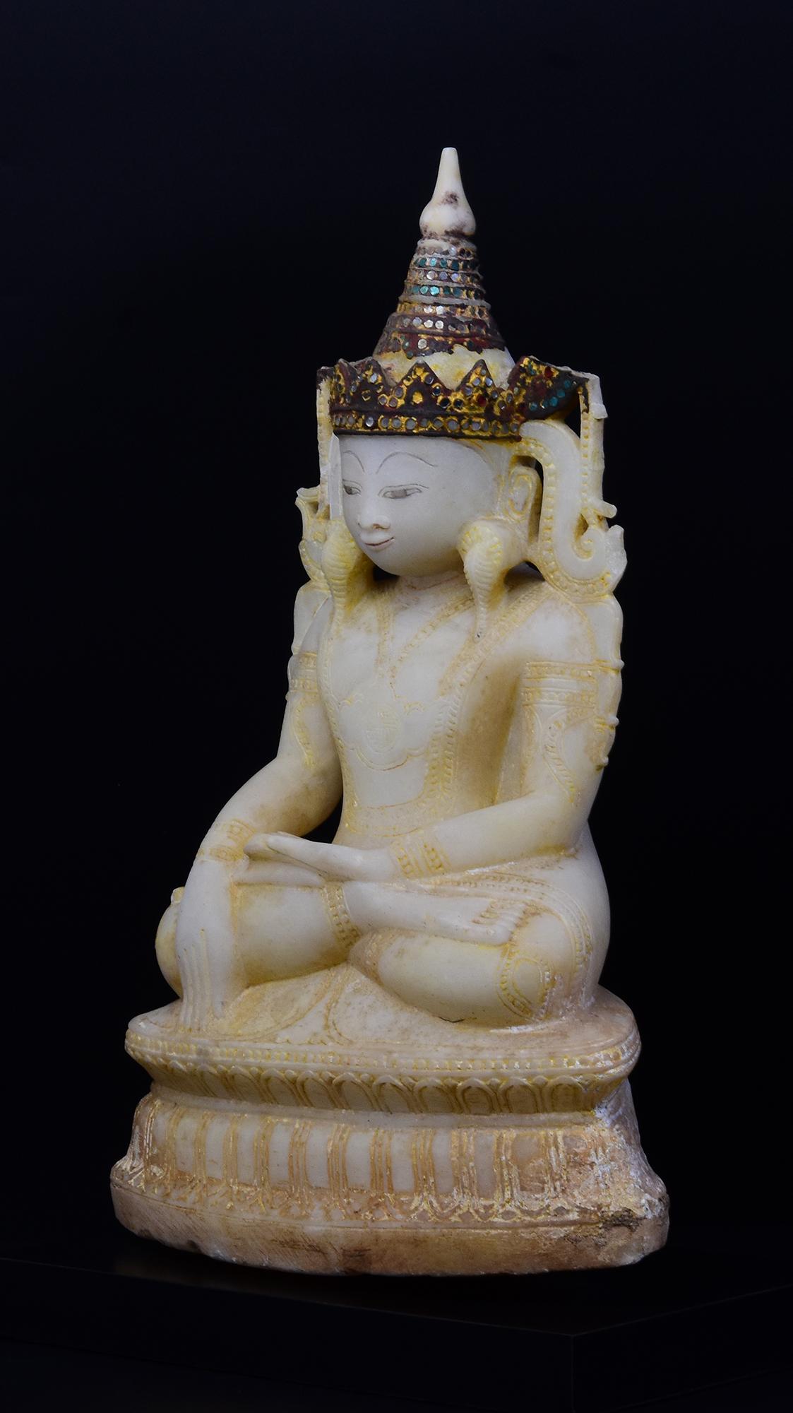 18. Jh., Shan, Antiker burmesischer Alabaster-Marmor Sitzende gekrönte Königsbuddha im Angebot 3