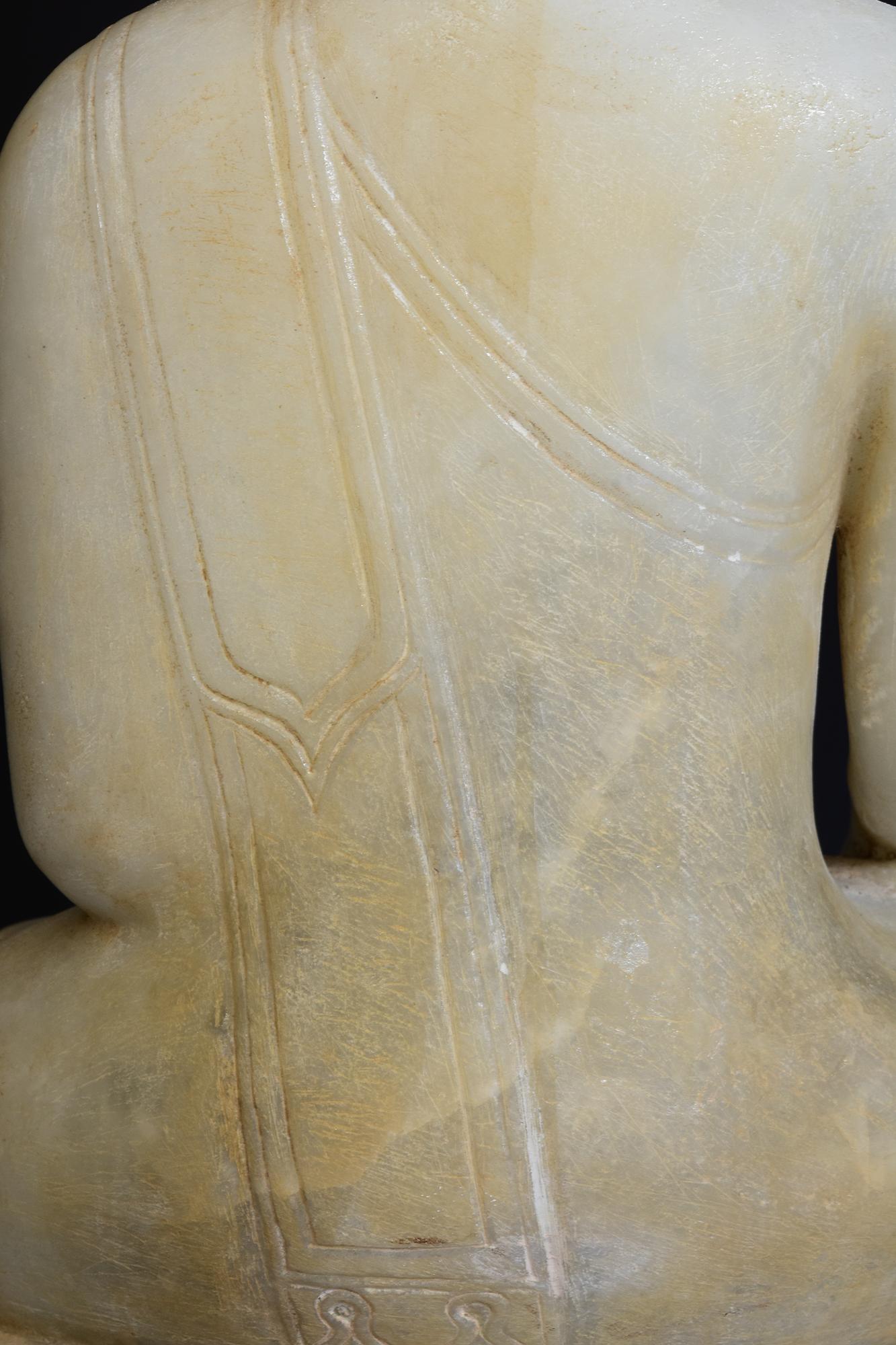 18° C., Shan, antico Buddha birmano seduto in alabastro su base a doppio loto in vendita 4
