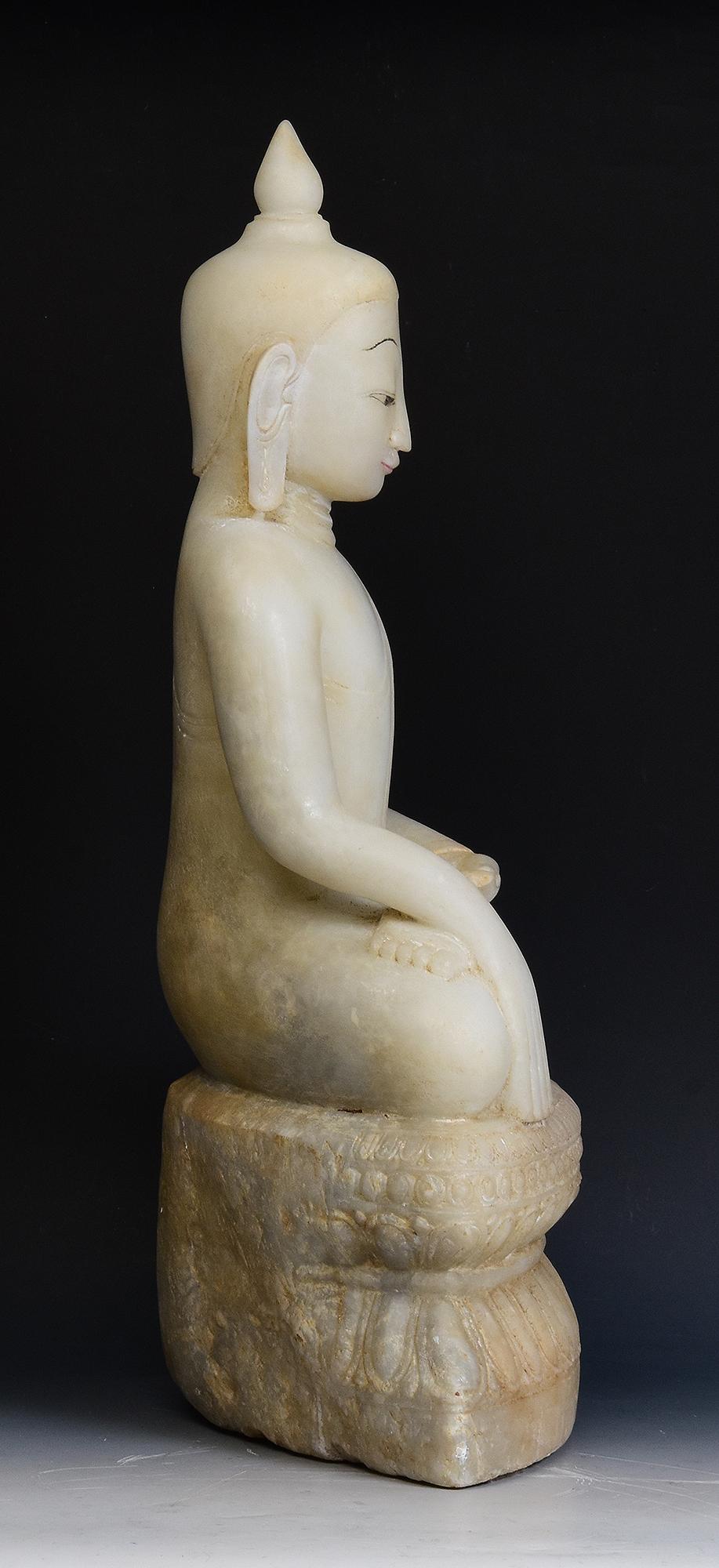 18° C., Shan, antico Buddha birmano seduto in alabastro su base a doppio loto in vendita 5