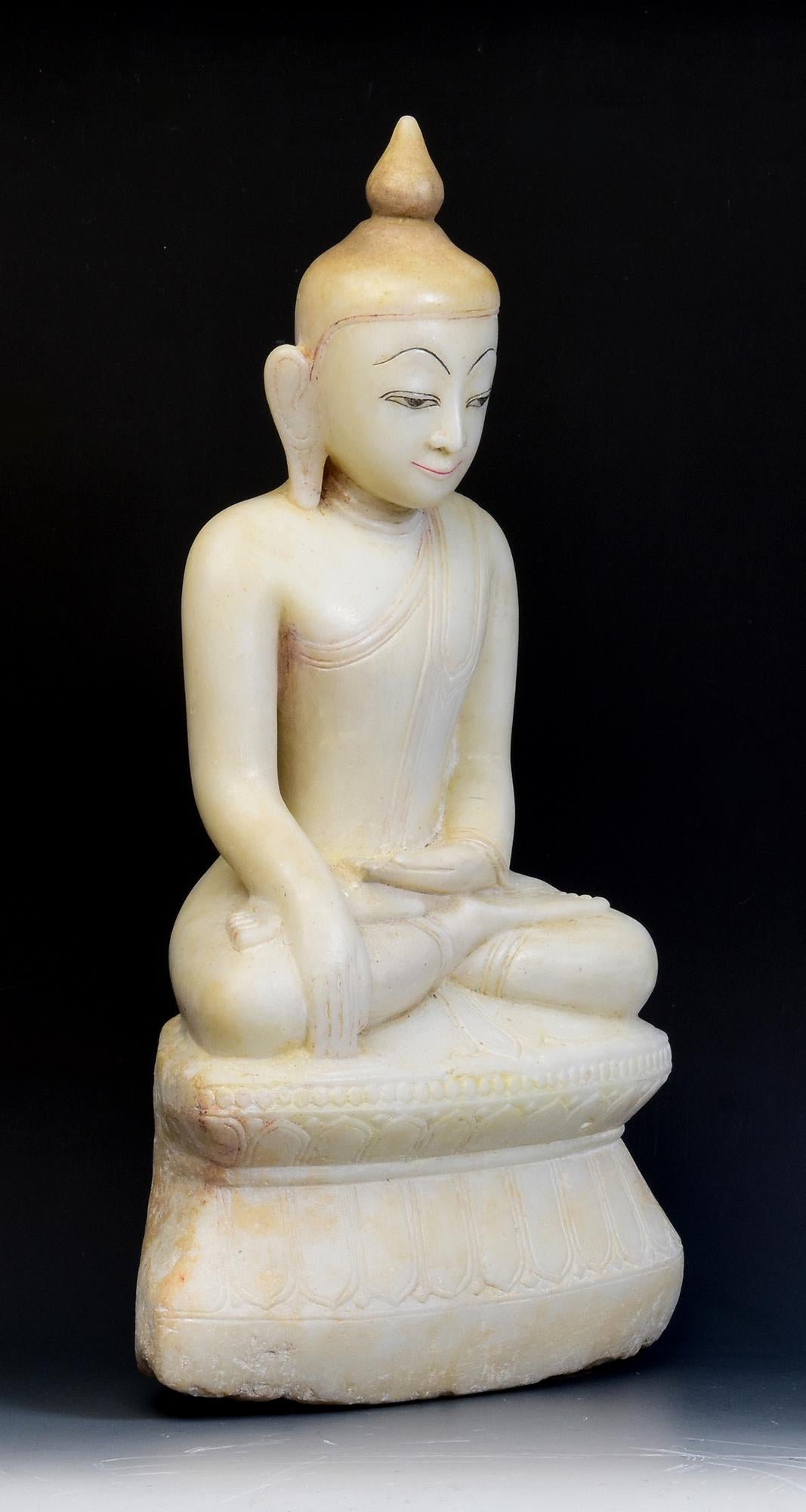 18. Jahrhundert, Shan, antiker burmesischer sitzender Buddha aus Alabaster auf doppeltem Lotussockel im Angebot 7