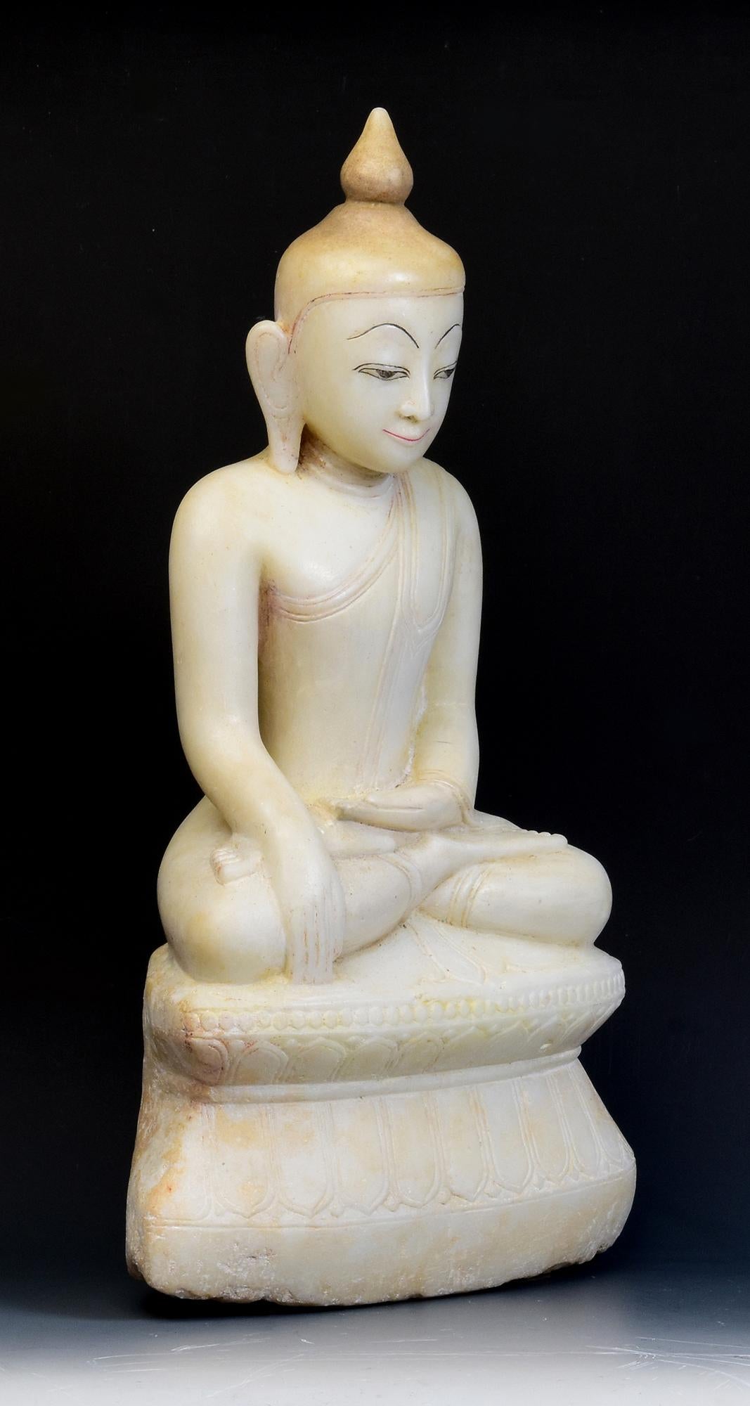 18° C., Shan, antico Buddha birmano seduto in alabastro su base a doppio loto in vendita 6