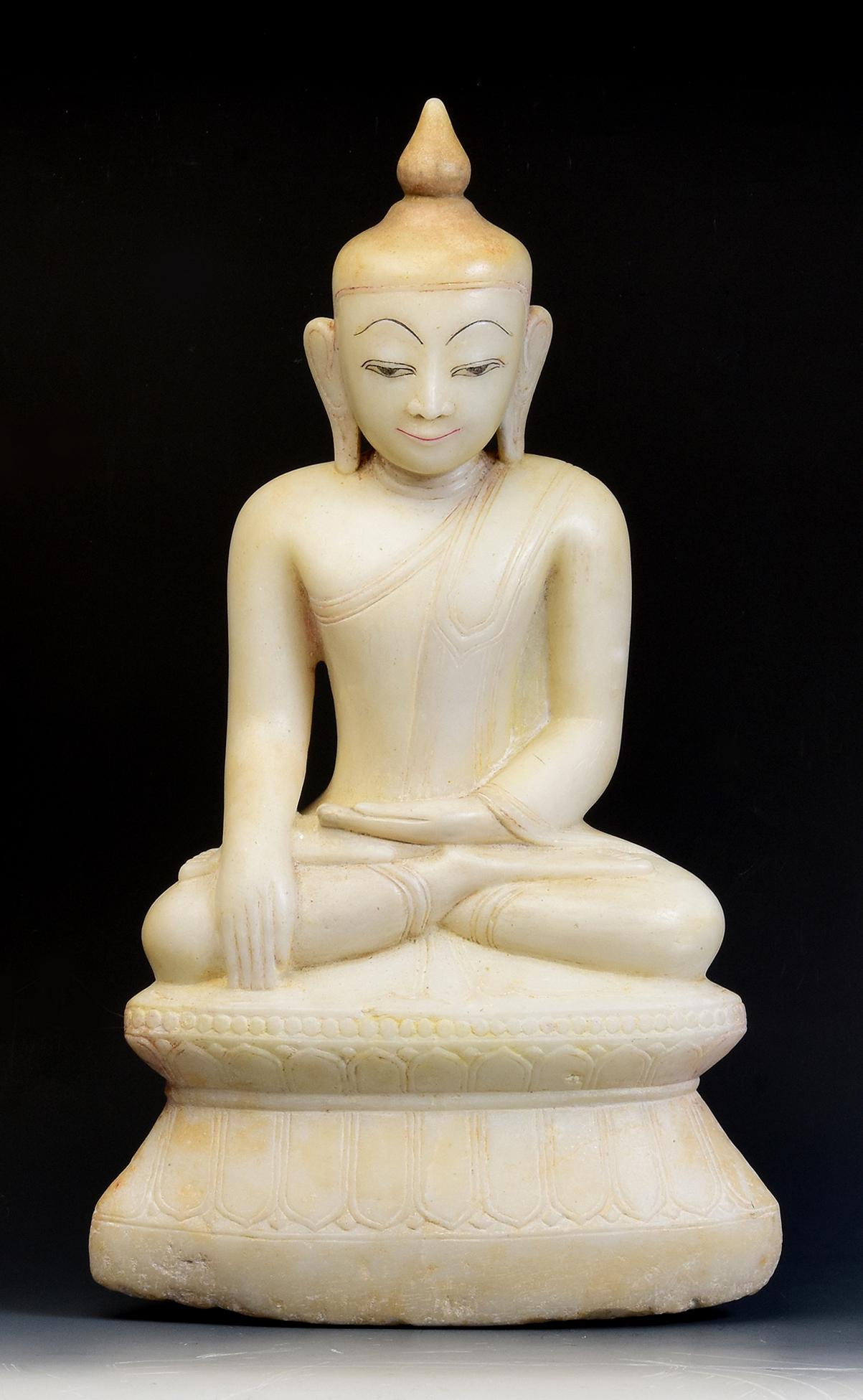 18. Jahrhundert, Shan, antiker burmesischer sitzender Buddha aus Alabaster auf doppeltem Lotussockel im Angebot 8