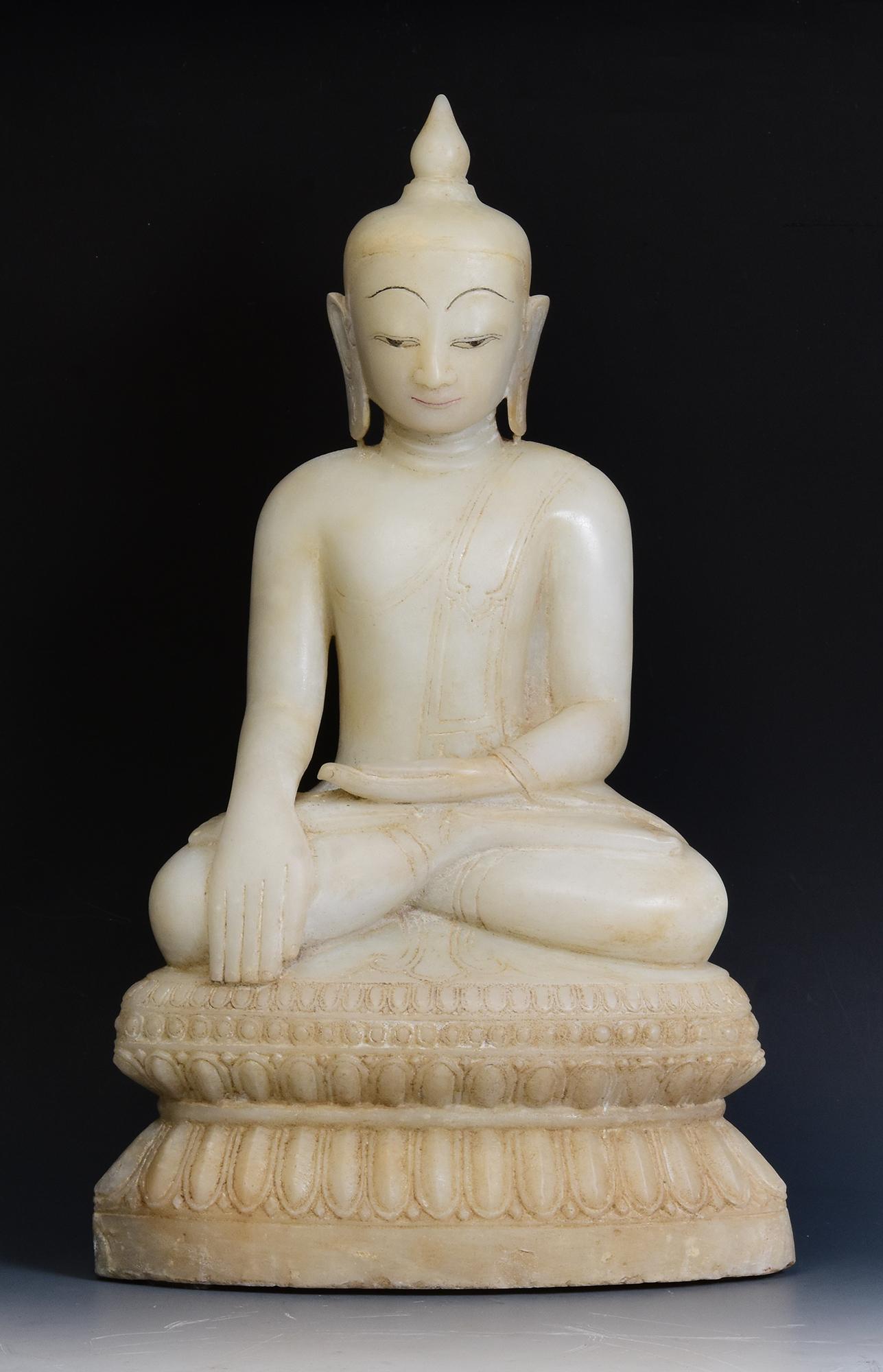 Antico Buddha birmano in alabastro seduto in posizione Mara Vijaya (che chiama la terra a testimoniare) su una base a doppio loto.

Età: Birmania, periodo Shan, 18° secolo
Dimensioni: Altezza 59 C.M. / Larghezza 35 C.M. / Profondità 18,5