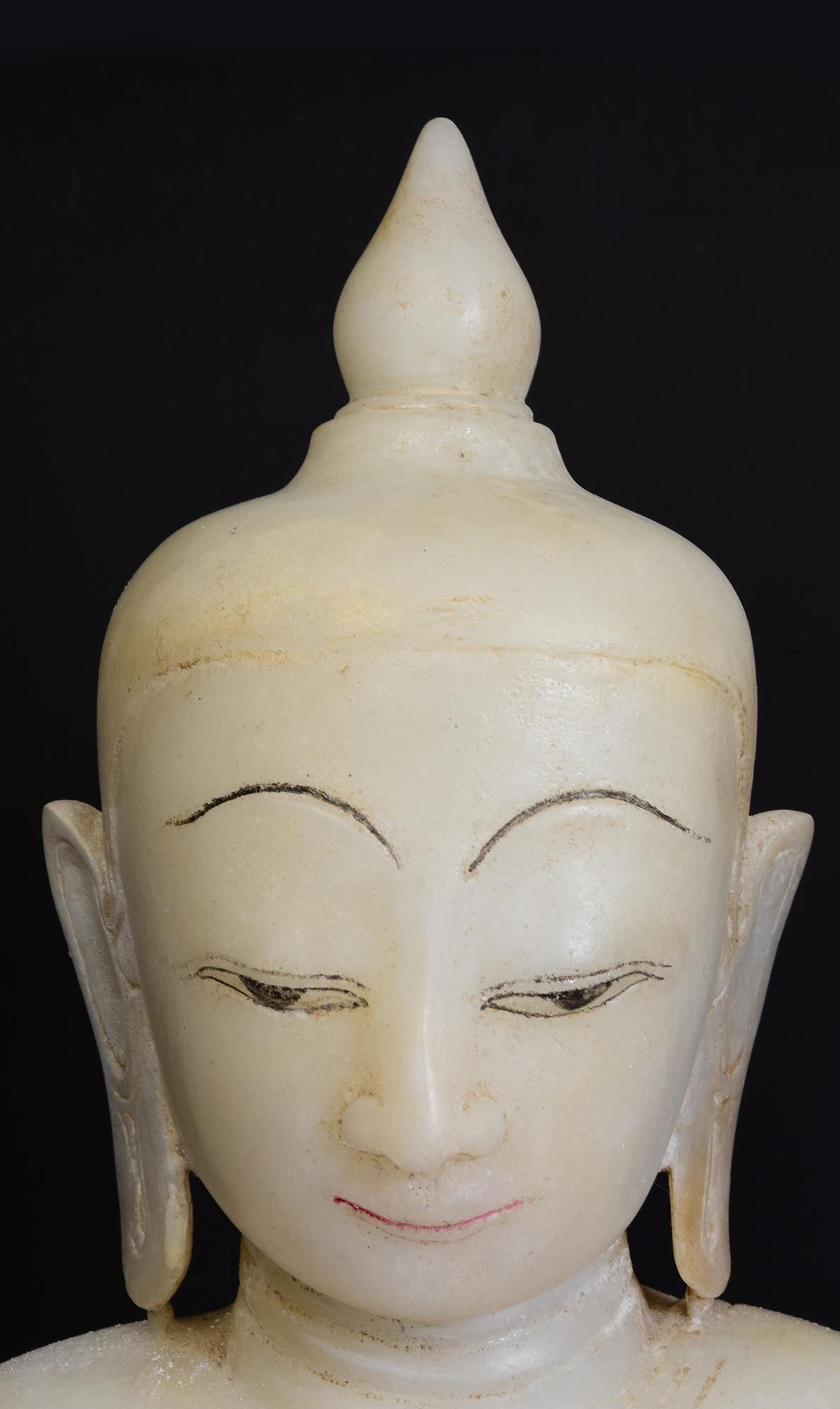 Birmano 18° C., Shan, antico Buddha birmano seduto in alabastro su base a doppio loto in vendita