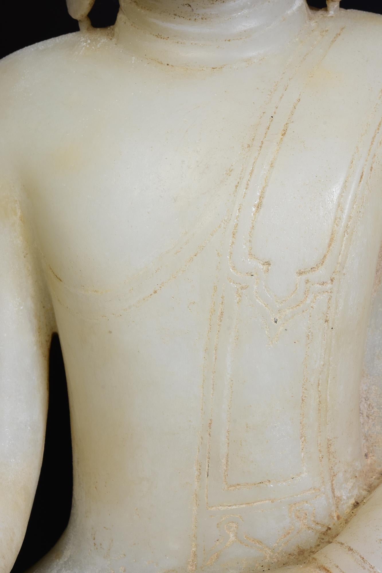 Intagliato a mano 18° C., Shan, antico Buddha birmano seduto in alabastro su base a doppio loto in vendita