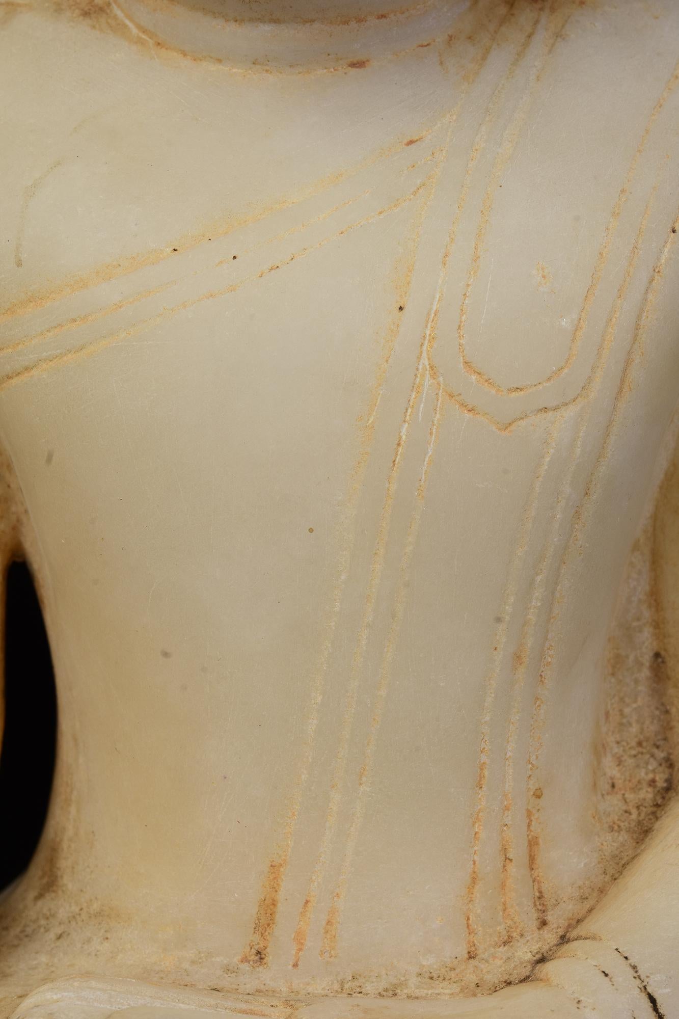 18th C., Shan, Antique Burmese Alabaster Seated Buddha on Double Lotus Base In Good Condition For Sale In Sampantawong, TH