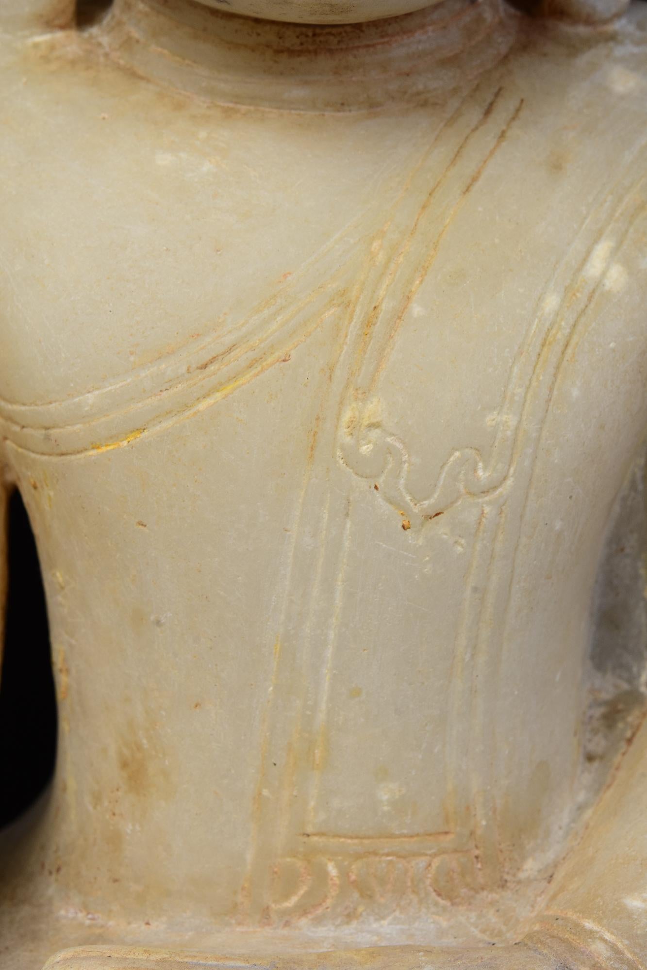 18th C., Shan, Antique Burmese Alabaster Seated Buddha on Double Lotus Base In Good Condition For Sale In Sampantawong, TH