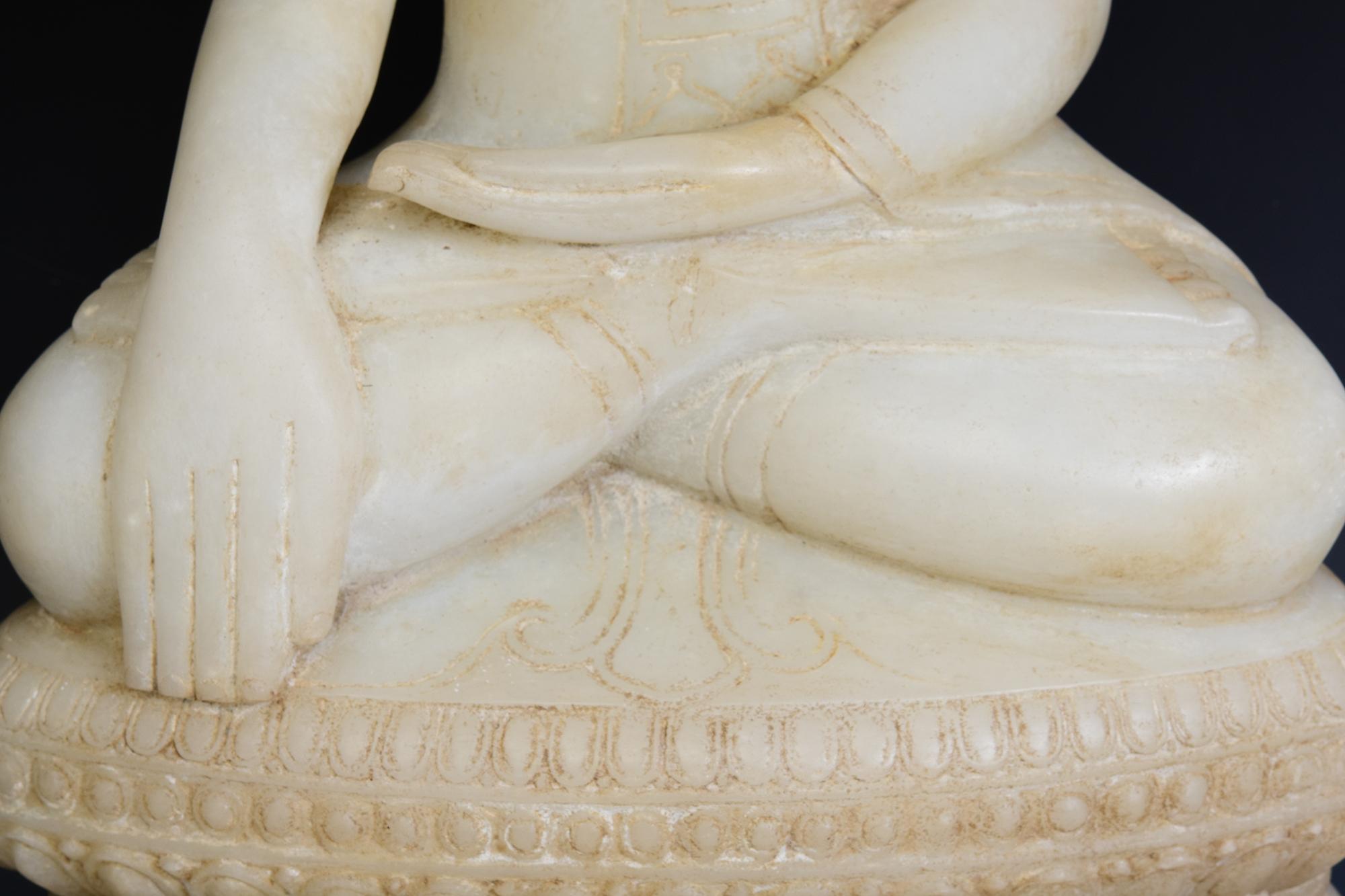 18° C., Shan, antico Buddha birmano seduto in alabastro su base a doppio loto In condizioni buone in vendita a Sampantawong, TH