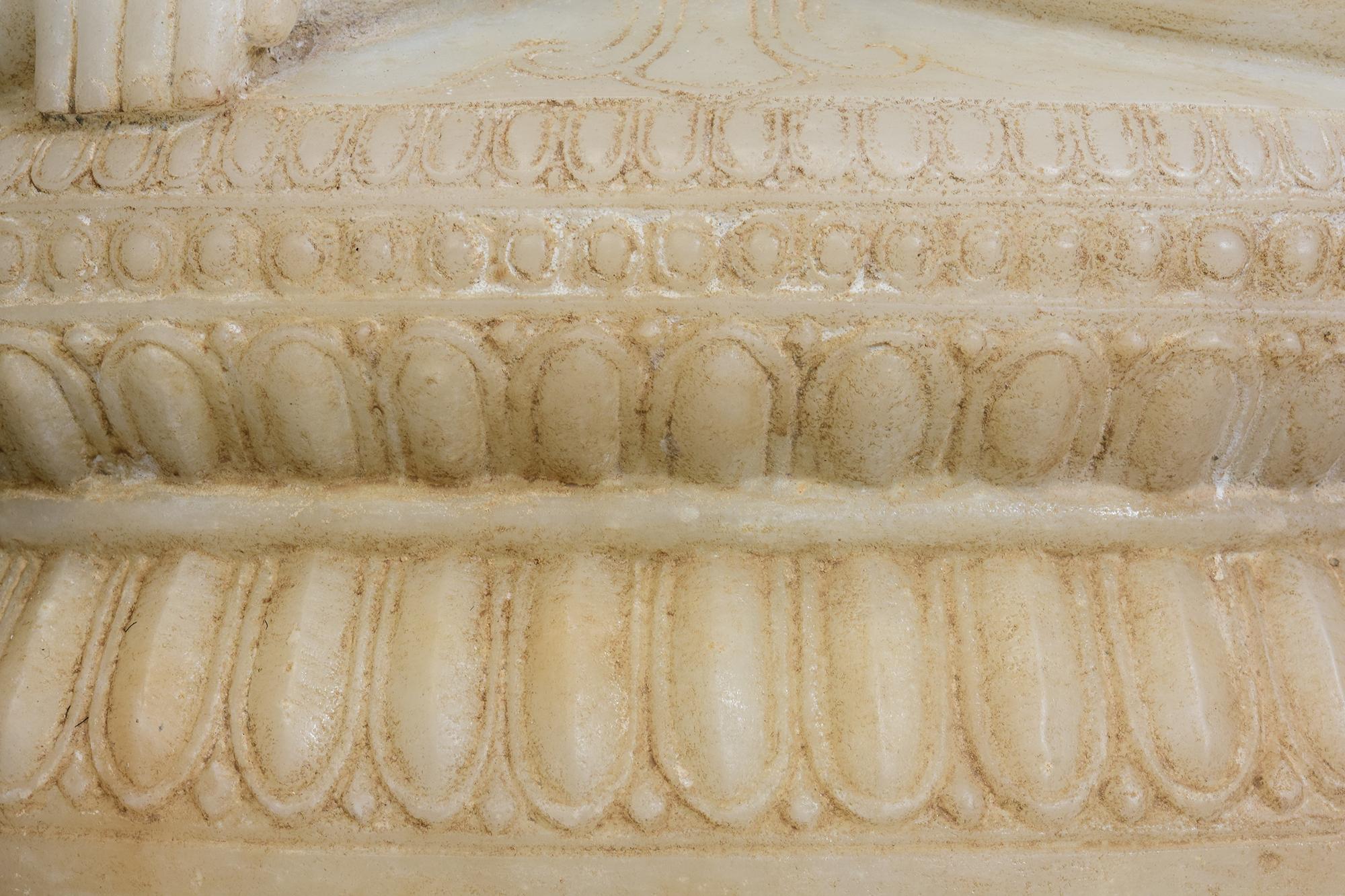 Fino al XVIII secolo 18° C., Shan, antico Buddha birmano seduto in alabastro su base a doppio loto in vendita
