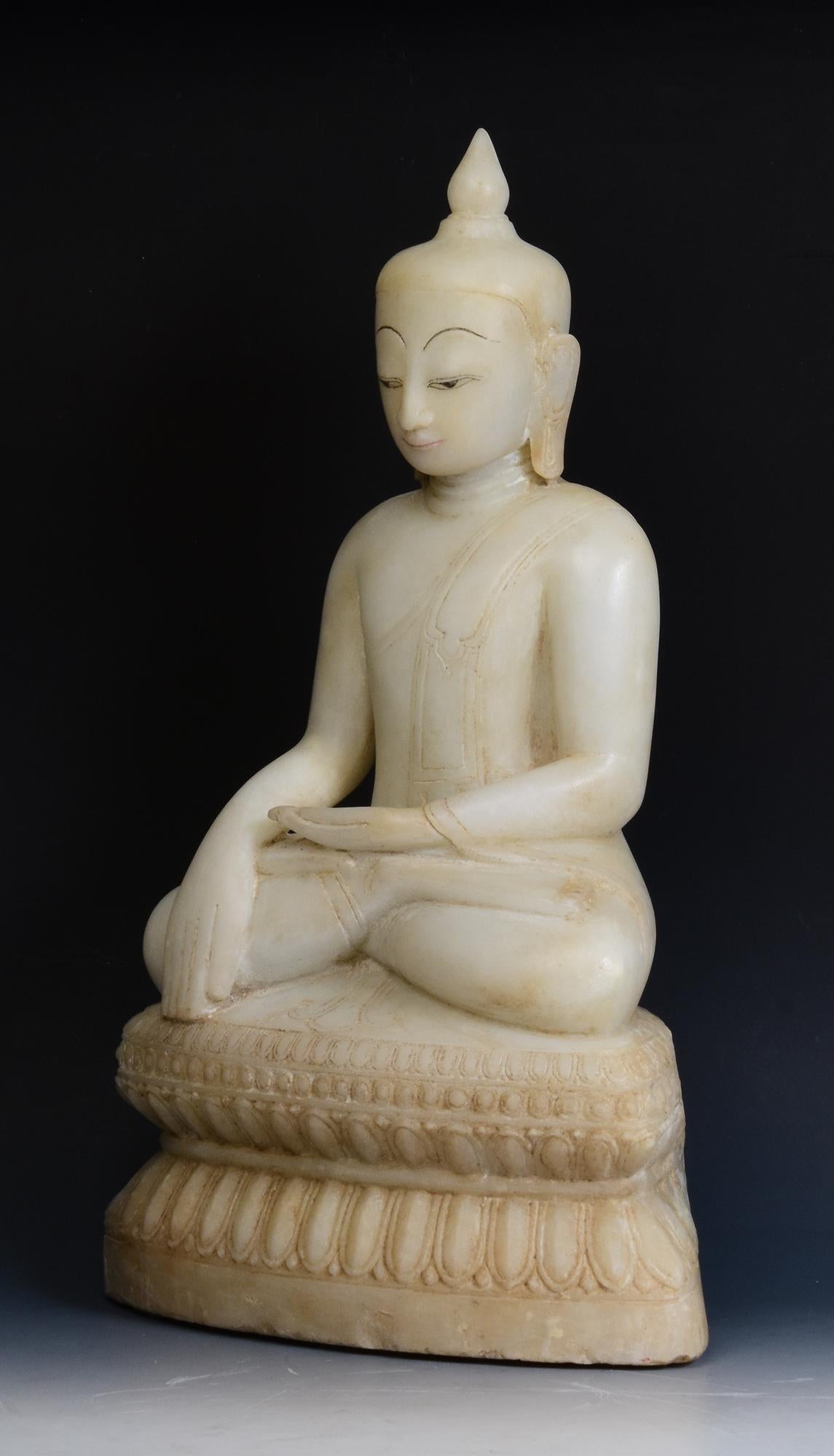 Alabastro 18° C., Shan, antico Buddha birmano seduto in alabastro su base a doppio loto in vendita