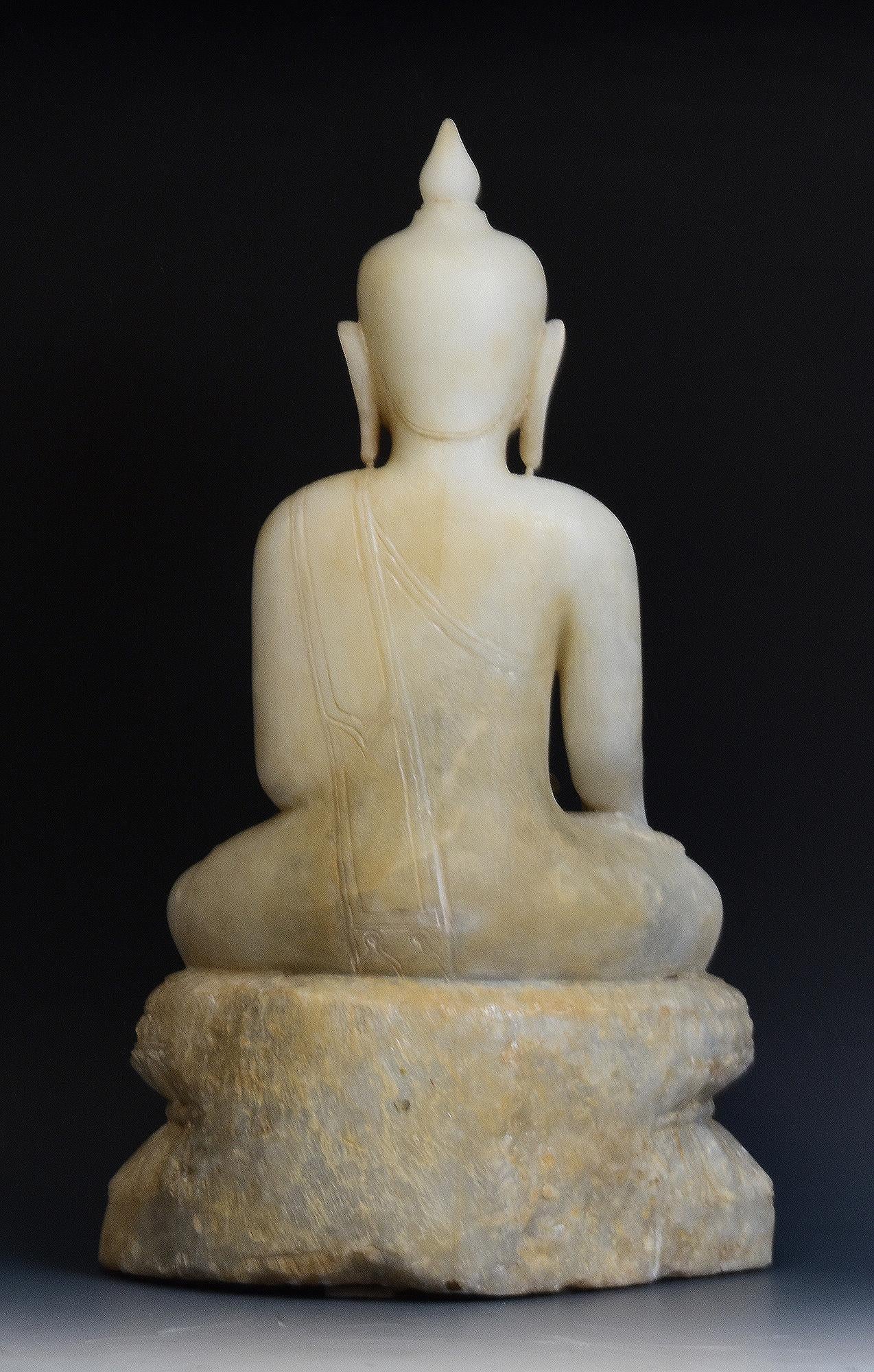 18° C., Shan, antico Buddha birmano seduto in alabastro su base a doppio loto in vendita 2
