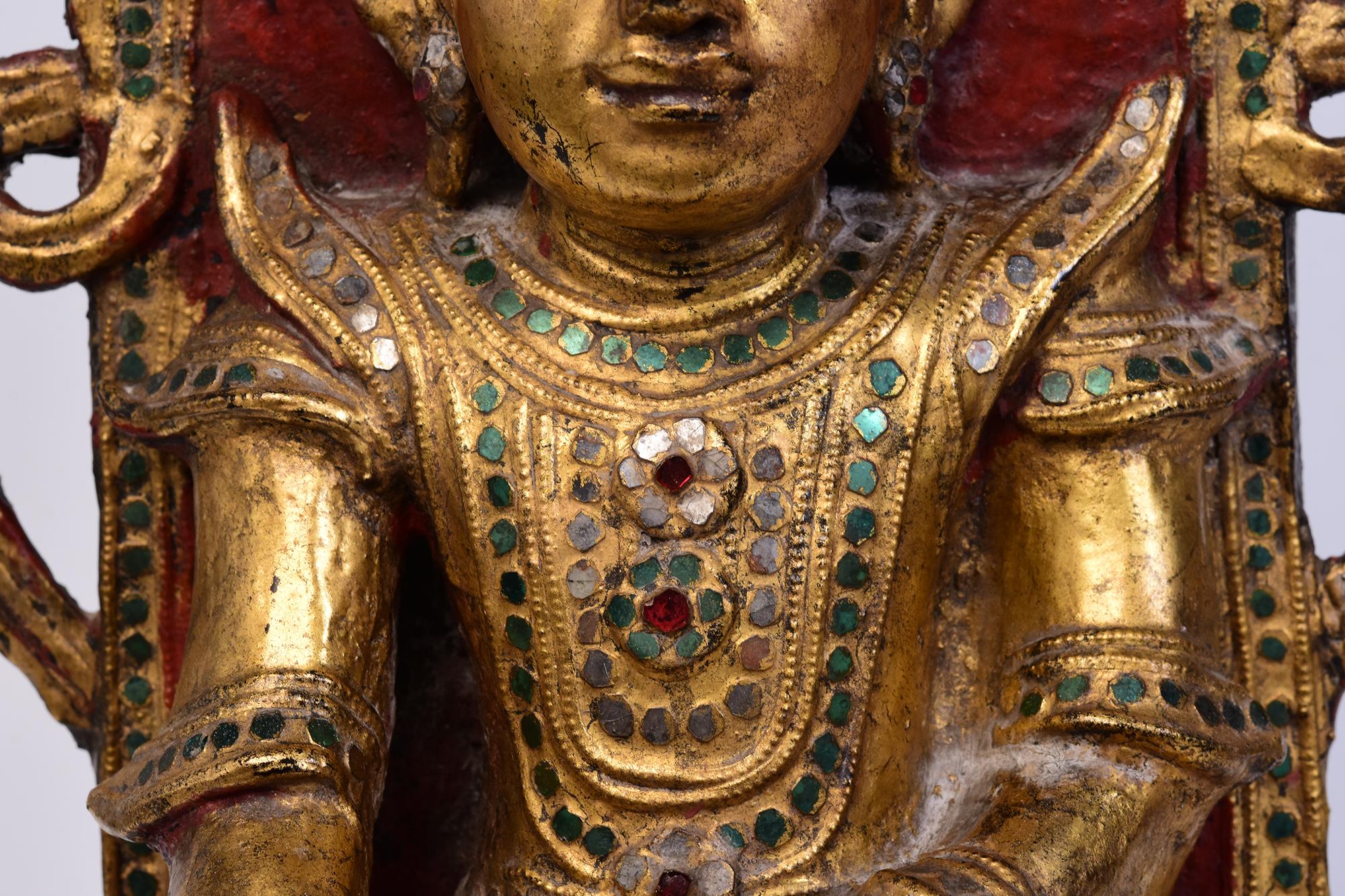 18th C., Shan, Antique Burmese Lacquered Seated Crowned Buddha on the Throne In Good Condition For Sale In Sampantawong, TH