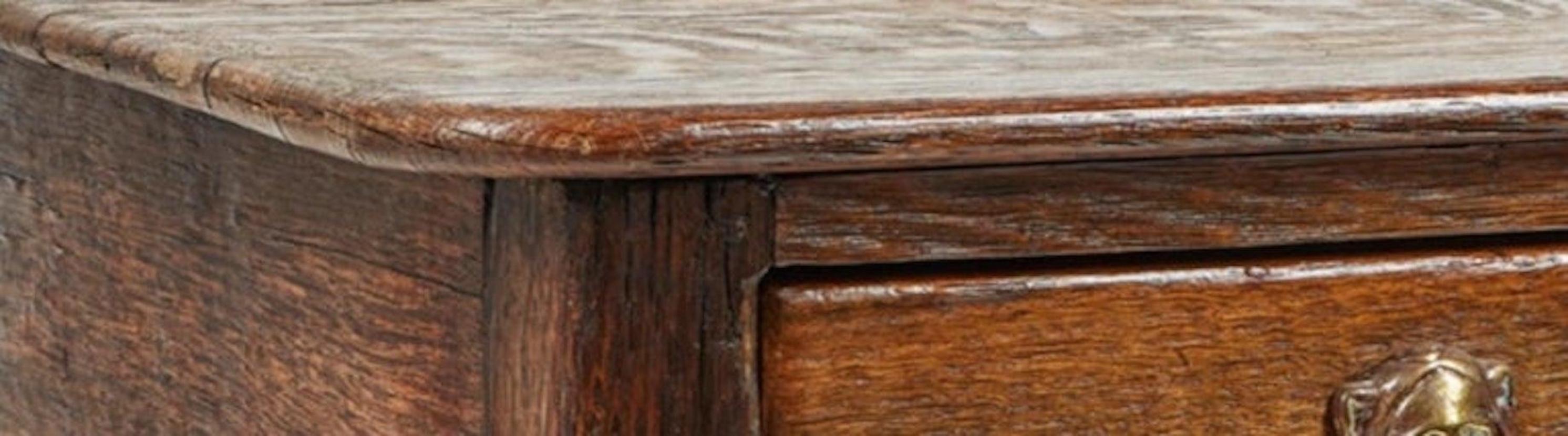 Oak Elegant Early 18th c. Side Table with Scalloped Apron